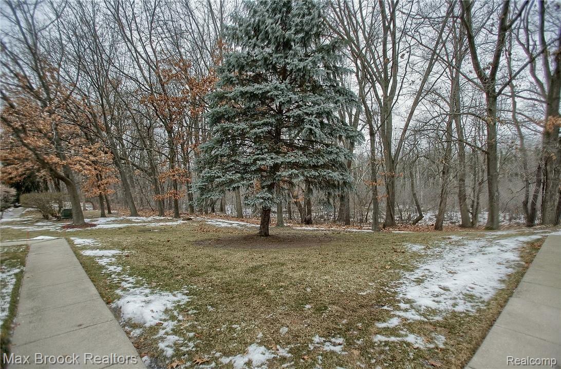 210 Pine Tree Ridge, Unit 4 Waterford, MI 48327 - Photo 22 of 22 26-Common Area.jpg