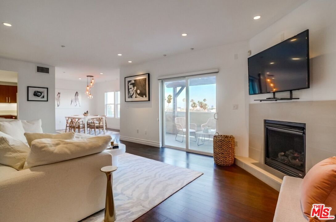 1248 North Laurel Ave Unit PH4  