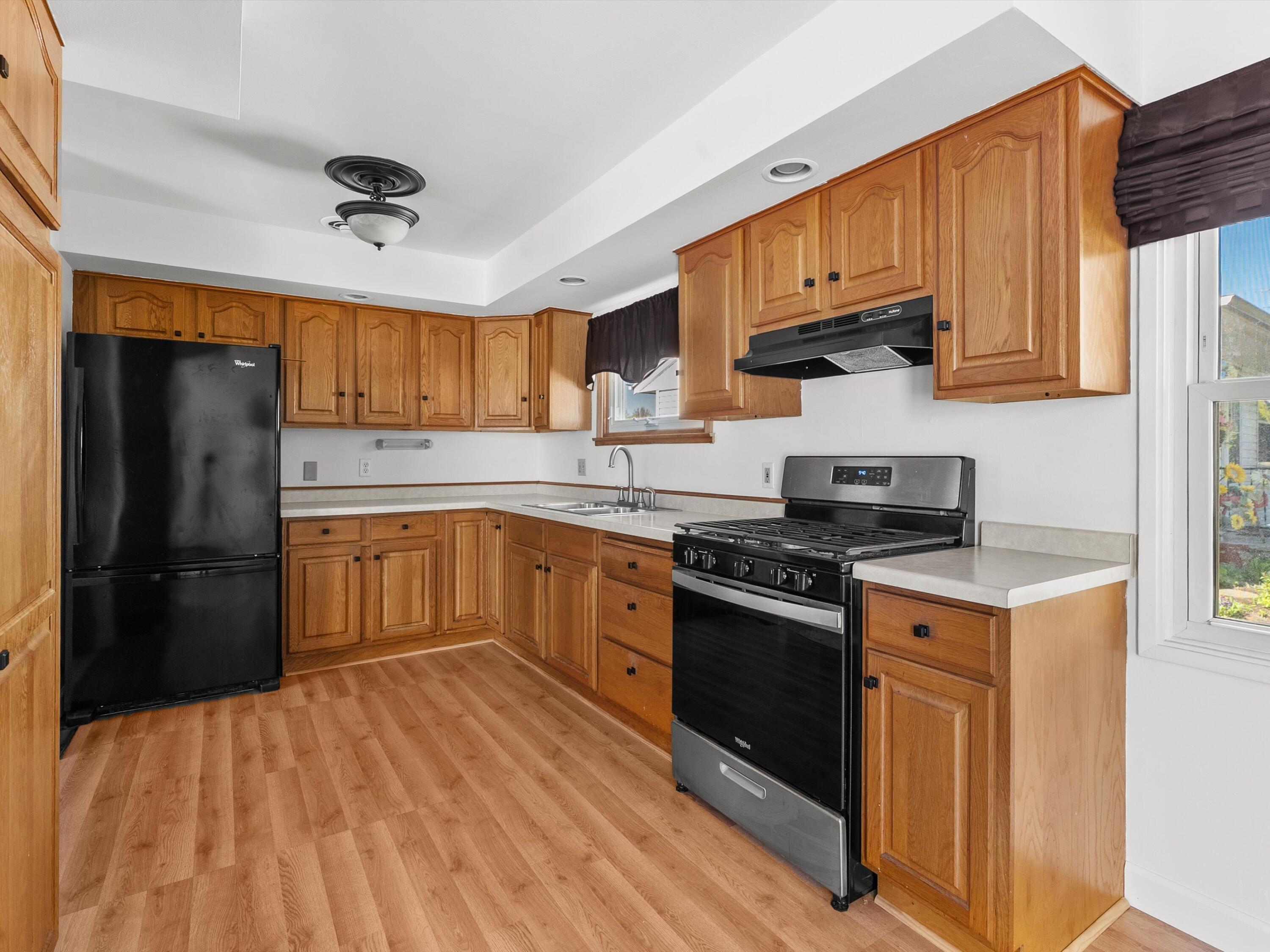1422 South 35th Street Manitowoc, WI 54220 - Photo 5 of 28 Kitchen Area All Appliances Included