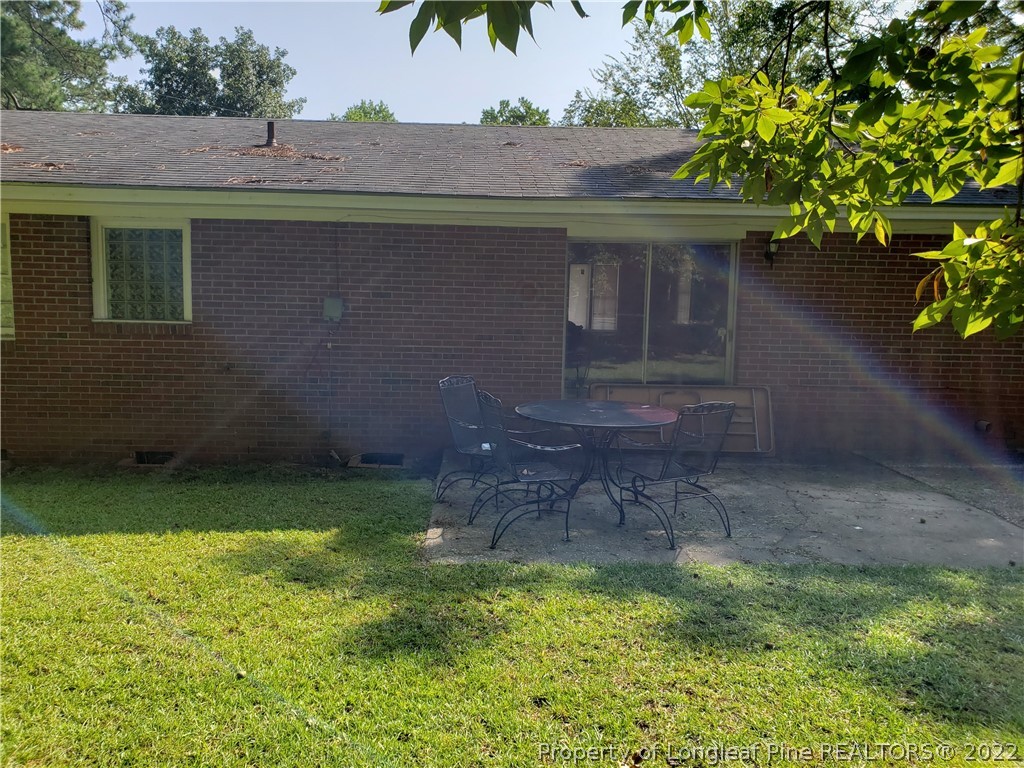 618 Pleasant Loop Fayetteville, NC 28311 - Photo 4 of 25 a backyard of a house with lots of green space