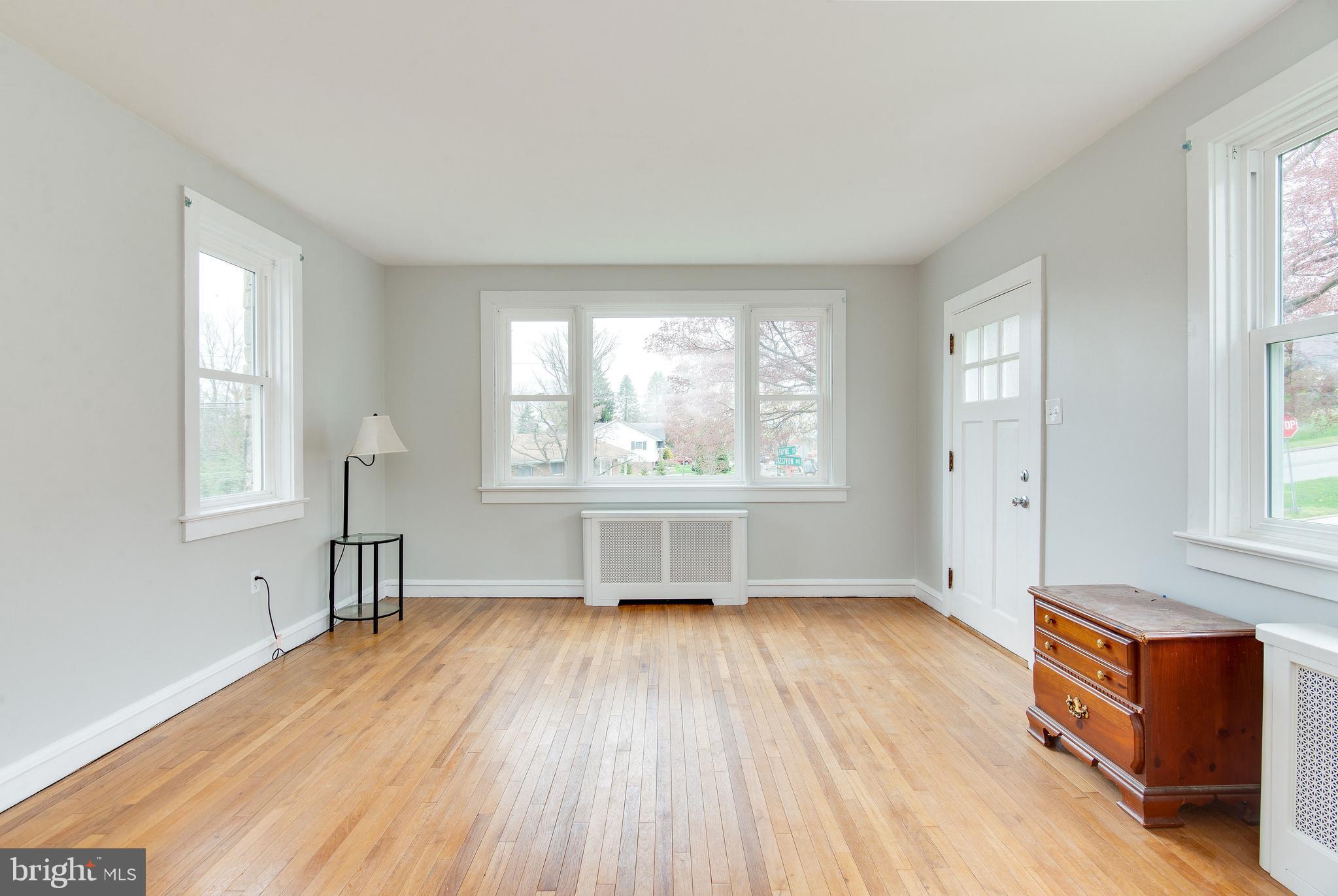 1002 Crestview Avenue Reading, PA 19607 - Photo 12 of 32 Living room
