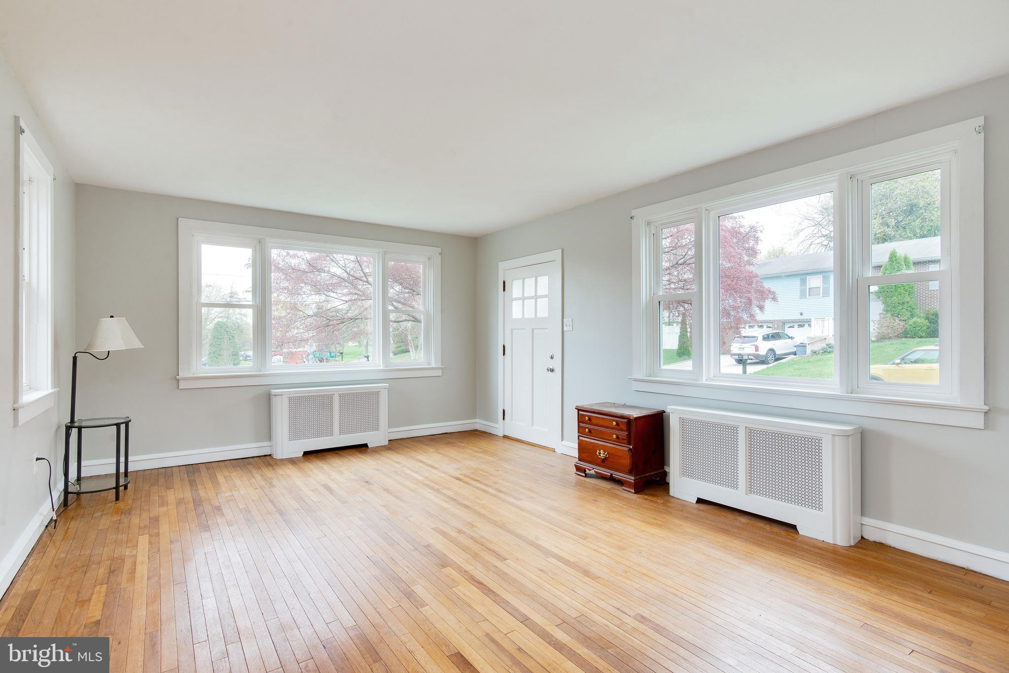 1002 Crestview Avenue Reading, PA 19607 - Photo 13 of 32 Living room