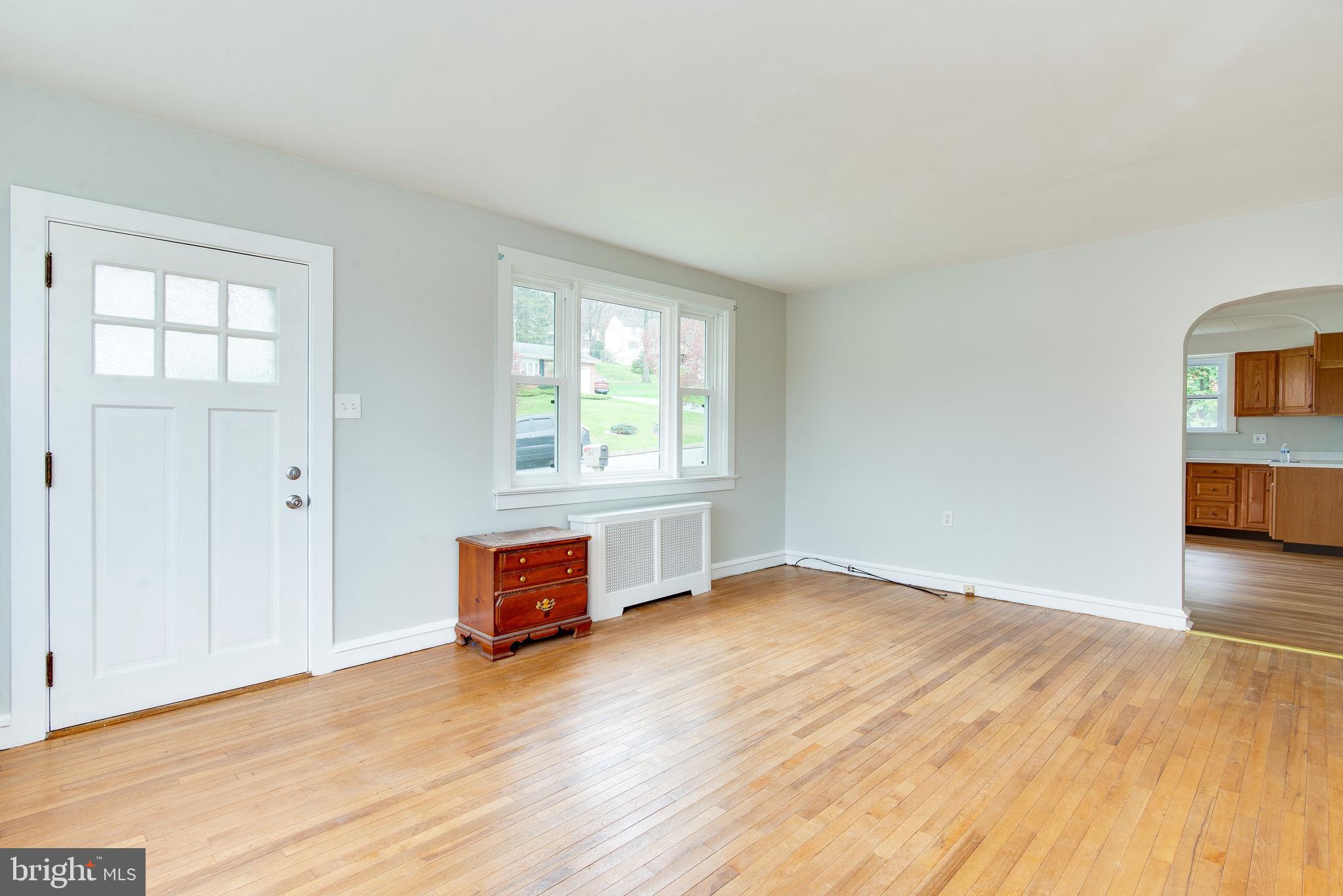 1002 Crestview Avenue Reading, PA 19607 - Photo 14 of 32 Living room