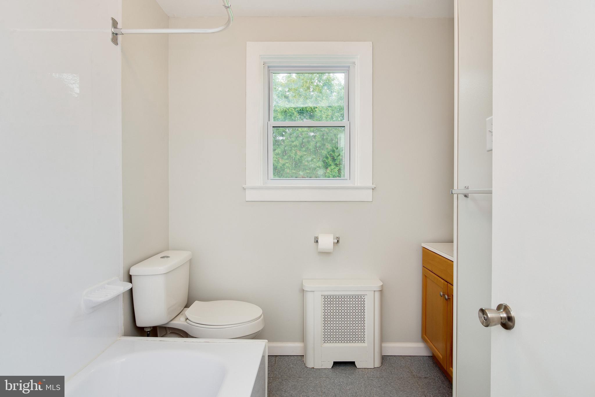 1002 Crestview Avenue Reading, PA 19607 - Photo 17 of 32 Bathroom