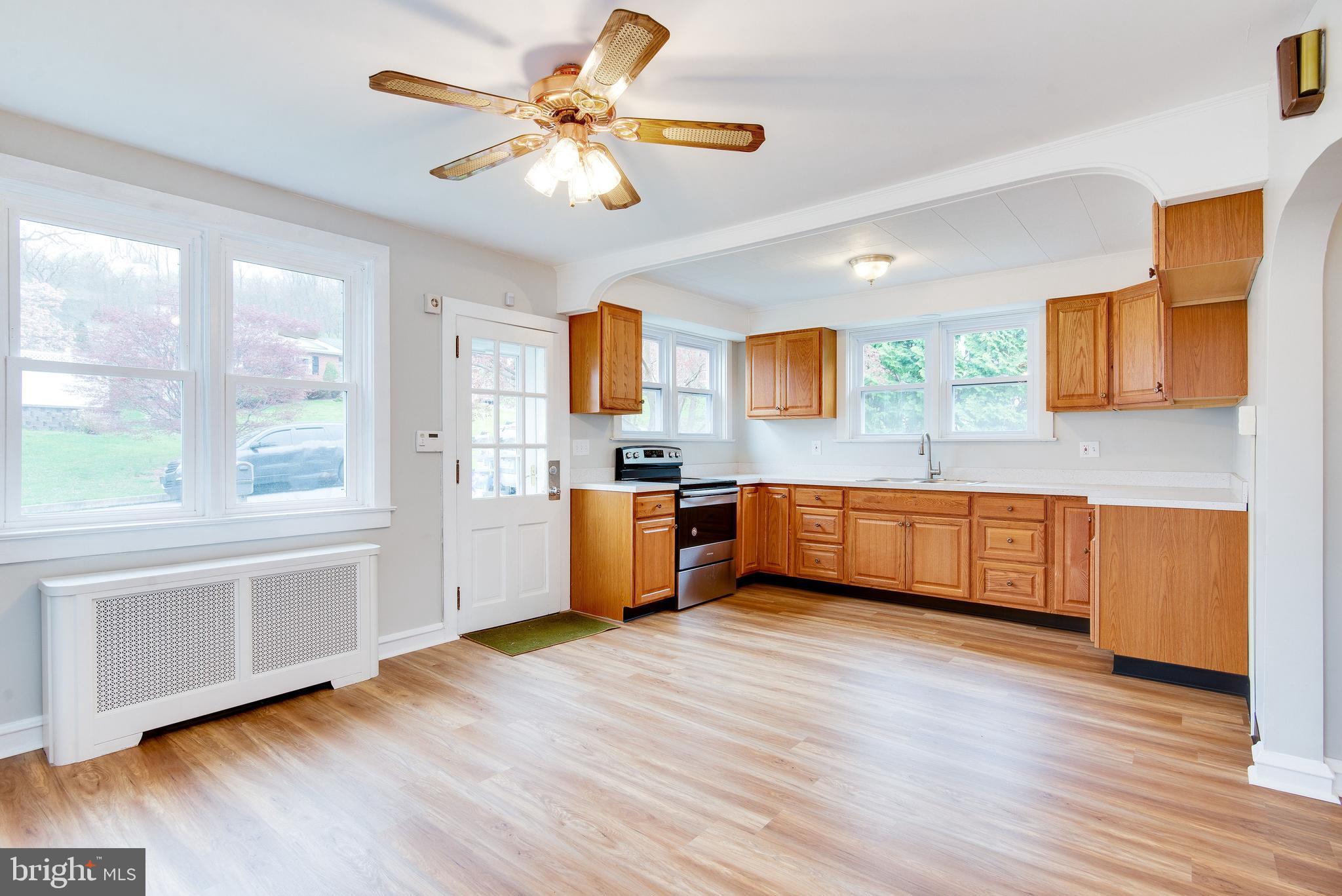 1002 Crestview Avenue Reading, PA 19607 - Photo 10 of 32 Gallery Image 10