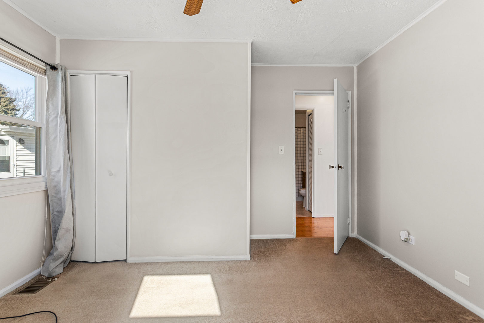 408 Maizefield Avenue Bloomington, IL 61701 - Photo 20 of 28 a view of entryway with window