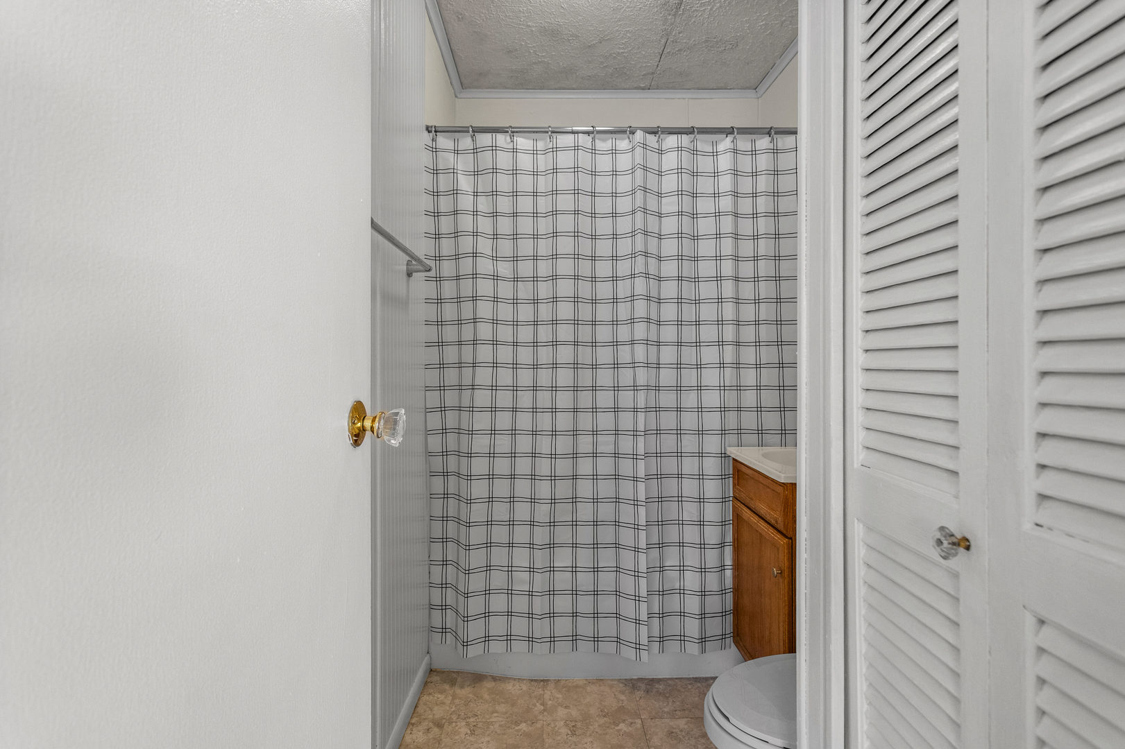 408 Maizefield Avenue Bloomington, IL 61701 - Photo 21 of 28 a bathroom with a shower