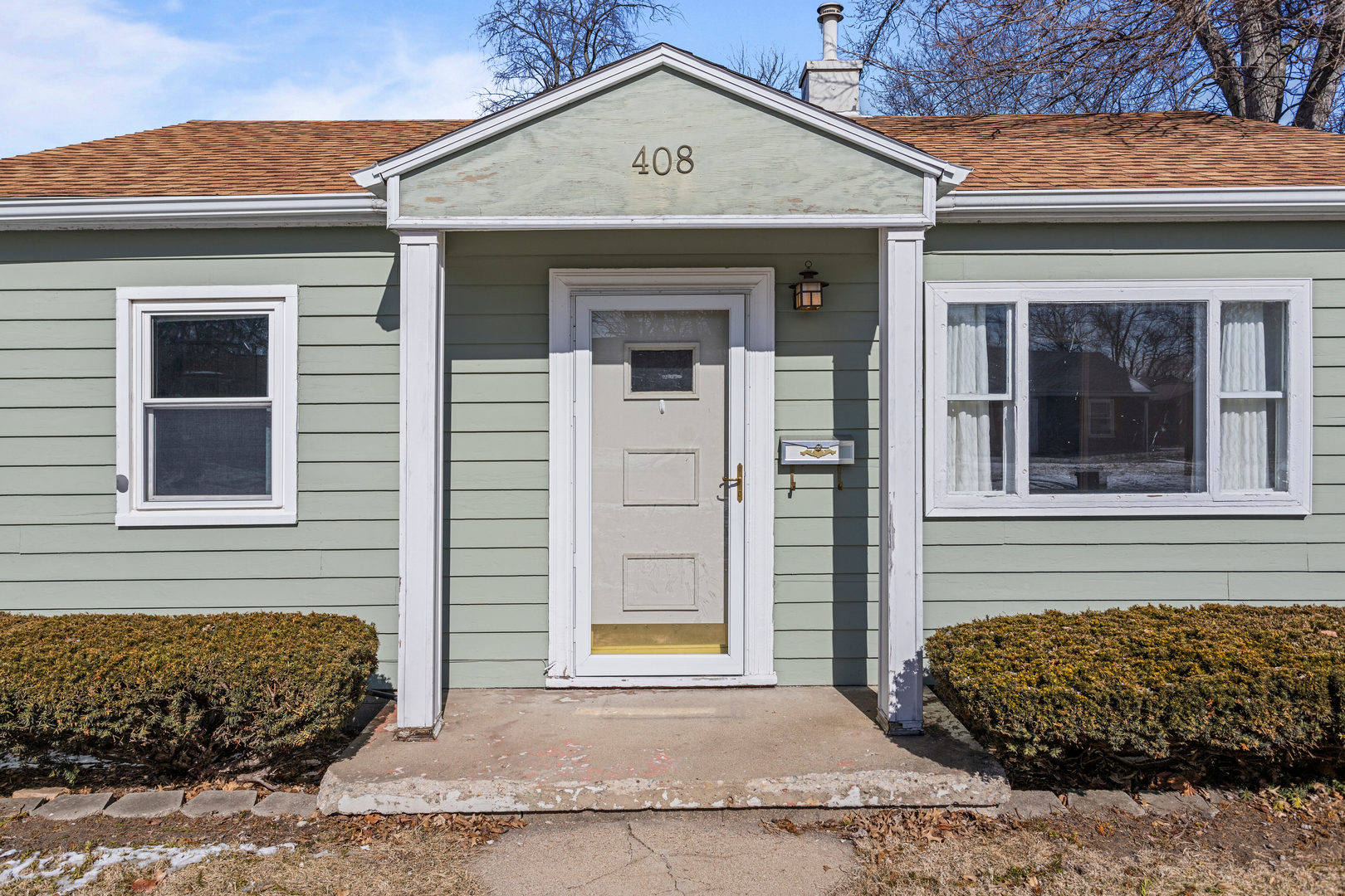 408 Maizefield Avenue Bloomington, IL 61701 - Photo 4 of 28 a front view of a house