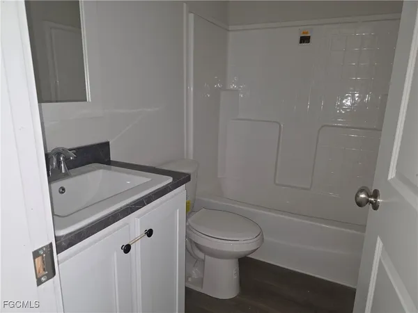 $1,800 | 101 Oak Lane, Fort Myers, FL 33908