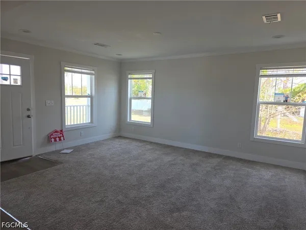 $1,800 | 101 Oak Lane, Fort Myers, FL 33908