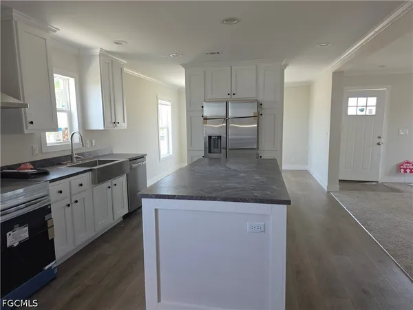 $1,800 | 101 Oak Lane, Fort Myers, FL 33908