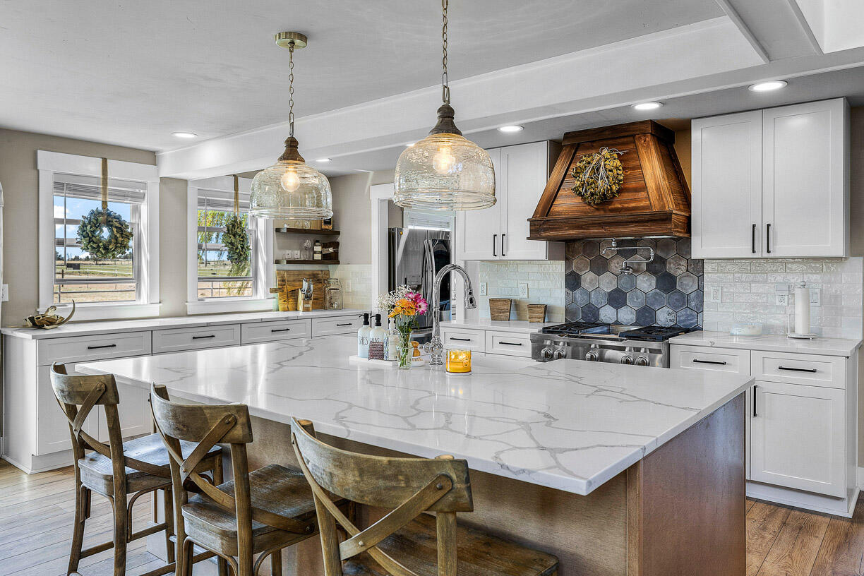 24166 Dodds Road Bend, OR 97701 - Photo 11 of 62 Kitchen