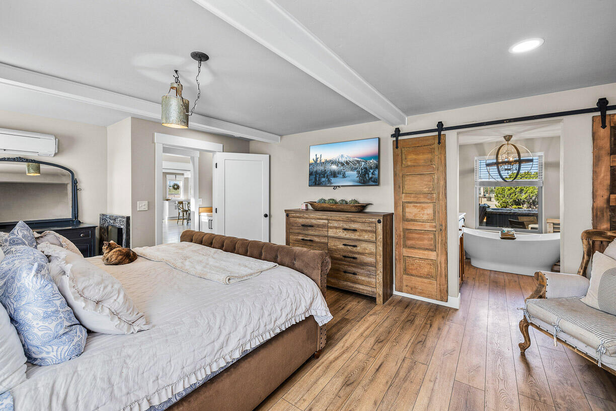 24166 Dodds Road Bend, OR 97701 - Photo 18 of 62 Primary bedroom