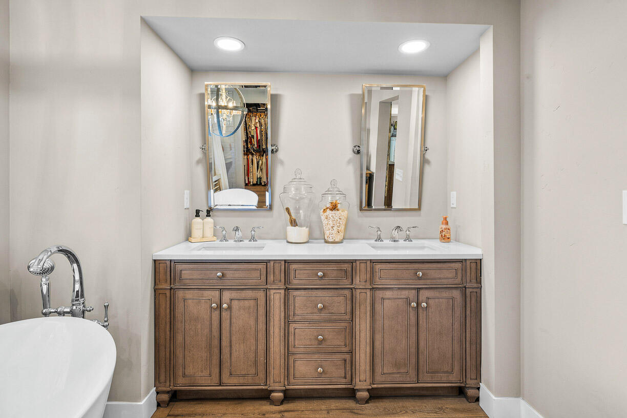 24166 Dodds Road Bend, OR 97701 - Photo 21 of 62 Primary Bathroom