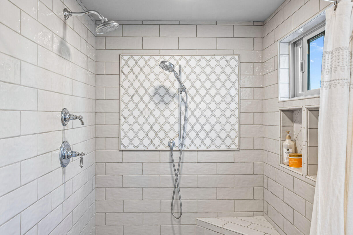 24166 Dodds Road Bend, OR 97701 - Photo 23 of 62 Primary Bathroom