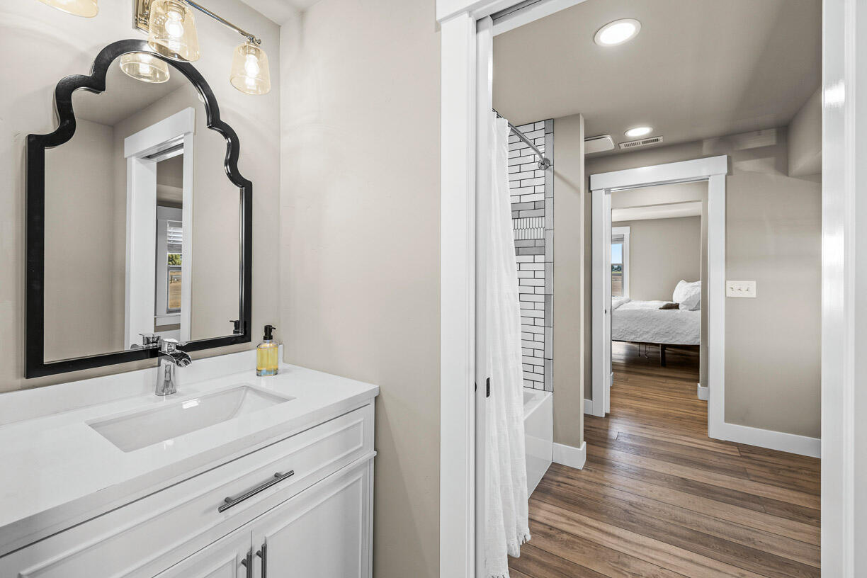24166 Dodds Road Bend, OR 97701 - Photo 28 of 62 Bathroom2