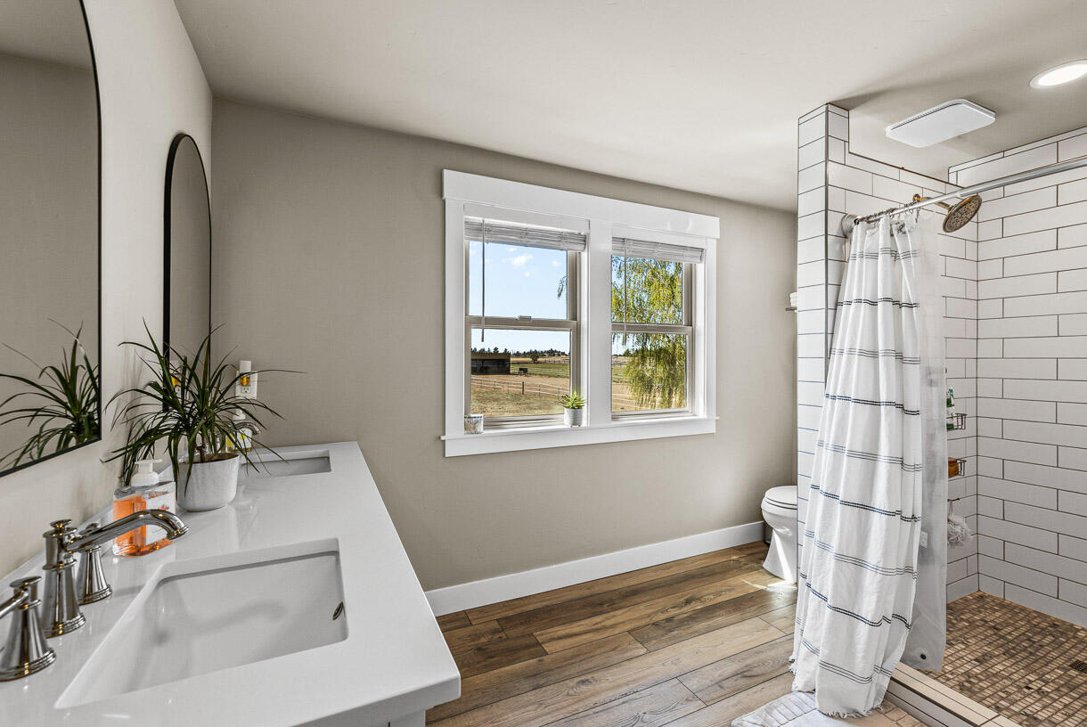 24166 Dodds Road Bend, OR 97701 - Photo 29 of 62 Bathroom 3