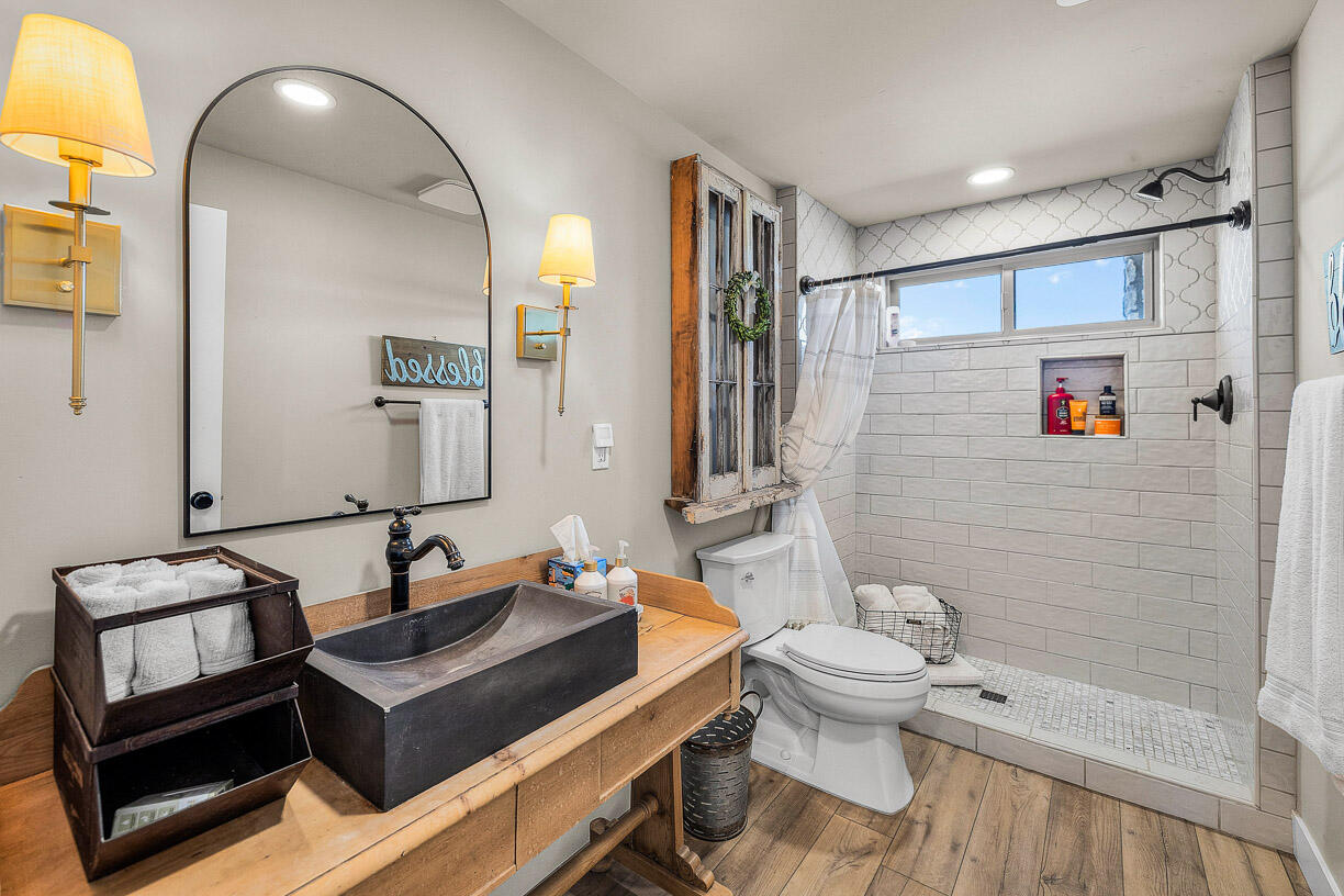 24166 Dodds Road Bend, OR 97701 - Photo 31 of 62 Bathroom 3