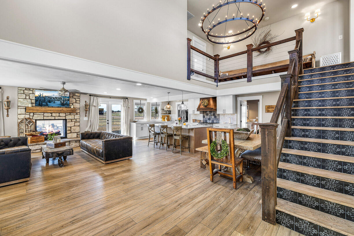 24166 Dodds Road Bend, OR 97701 - Photo 8 of 62 Great room