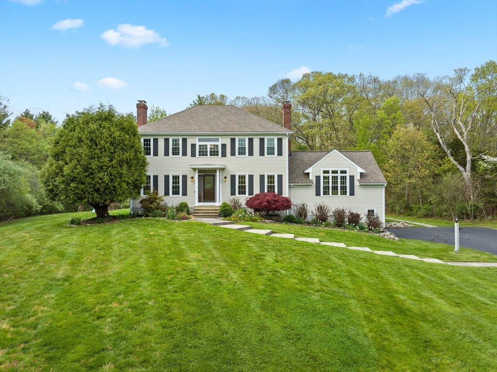 a view of a house with a yard