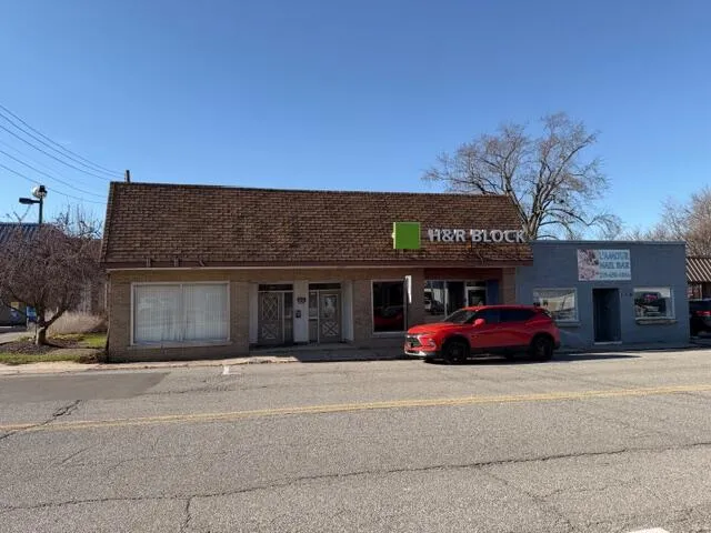 a view of a parking area