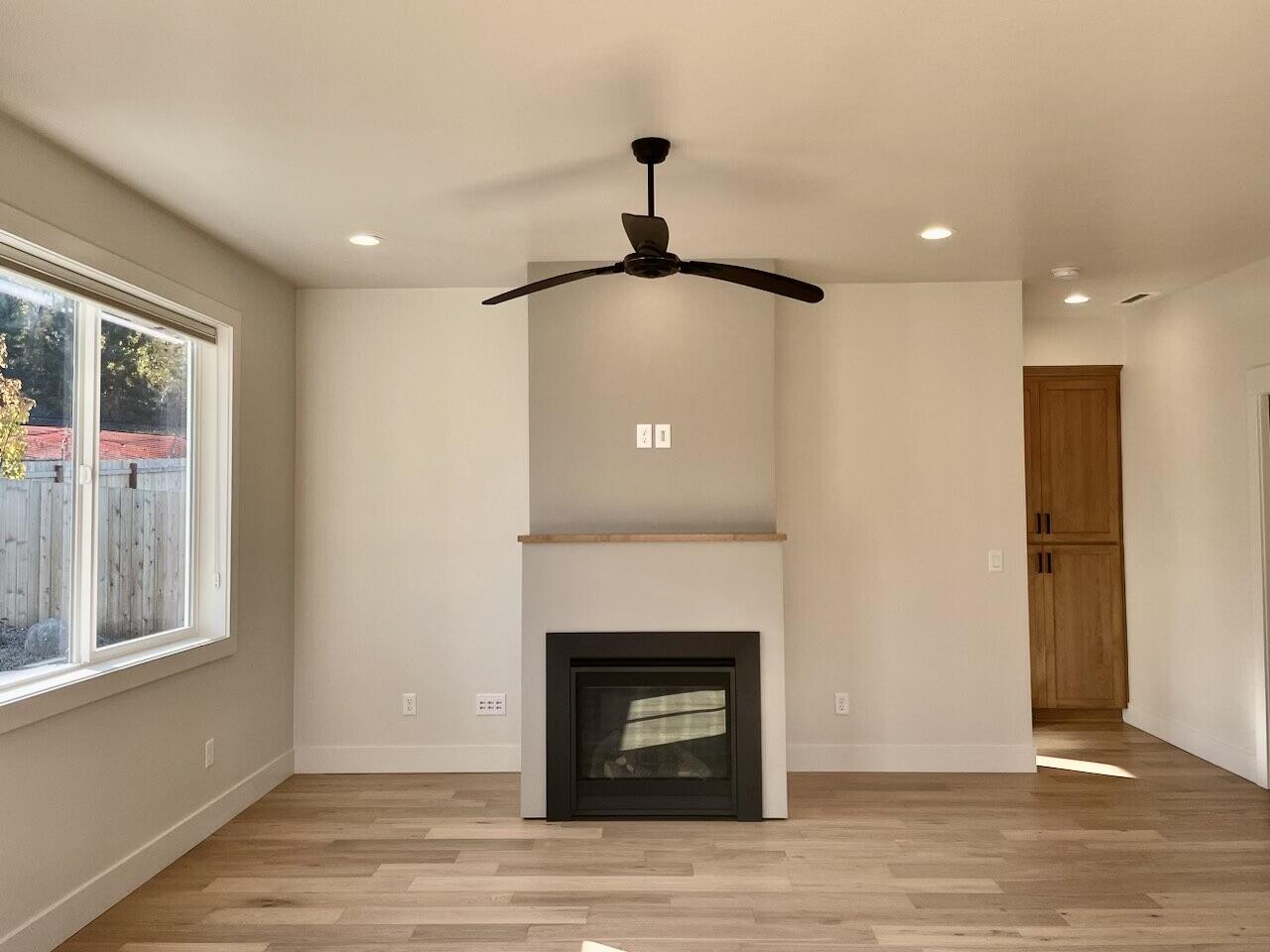 388 Randy Street Ashland, OR 97520 - Photo 13 of 30 Living Area