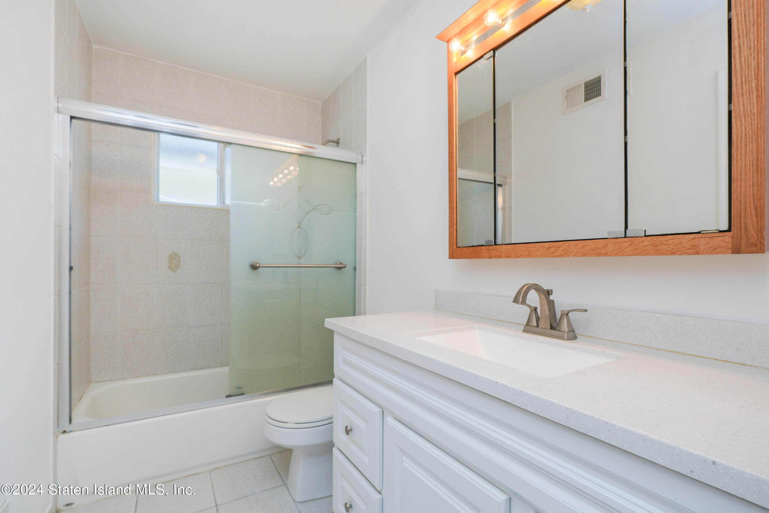 240 Harbor Road Staten Island, NY 10303 - Photo 11 of 32 Bathroom