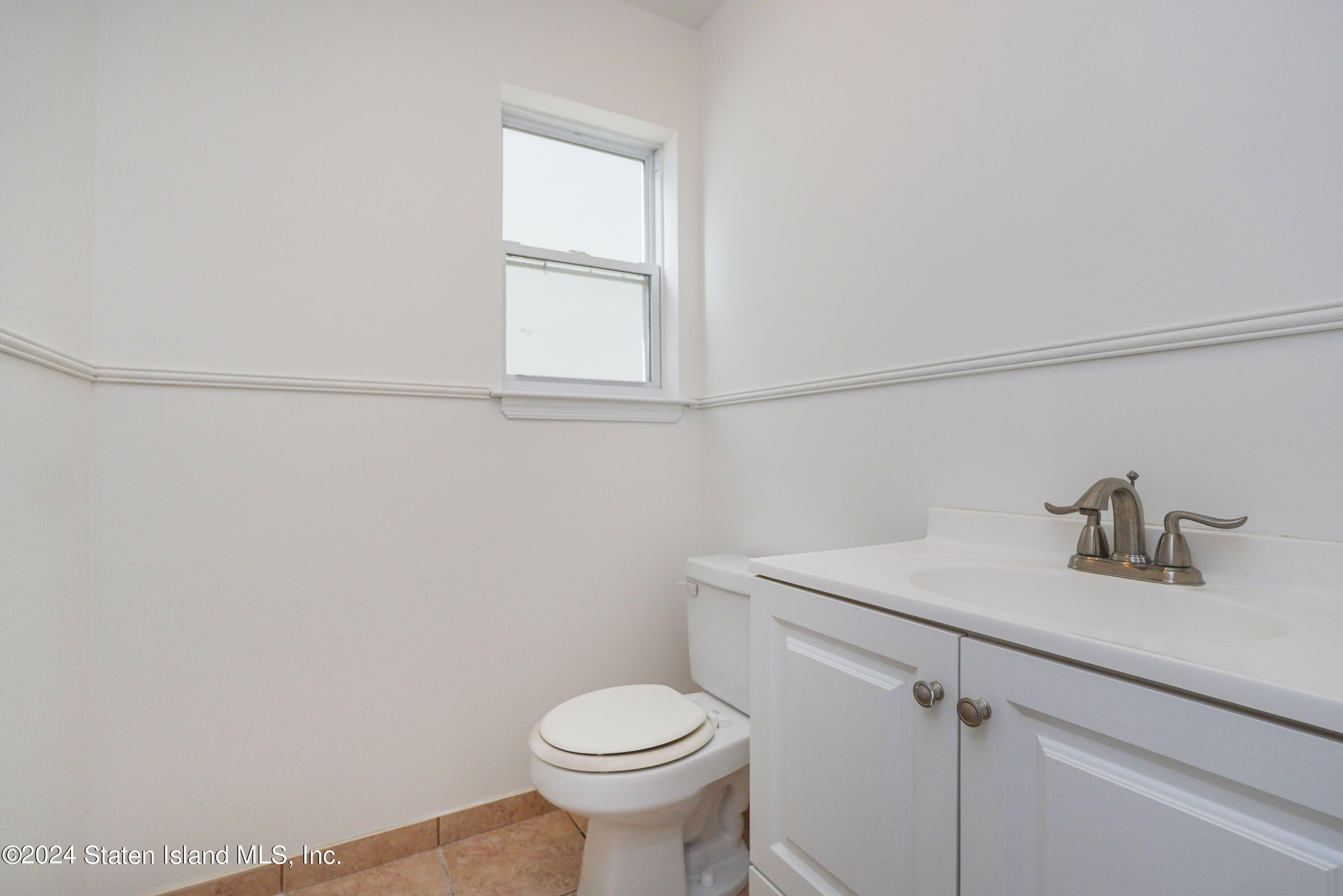240 Harbor Road Staten Island, NY 10303 - Photo 12 of 32 Bathroom