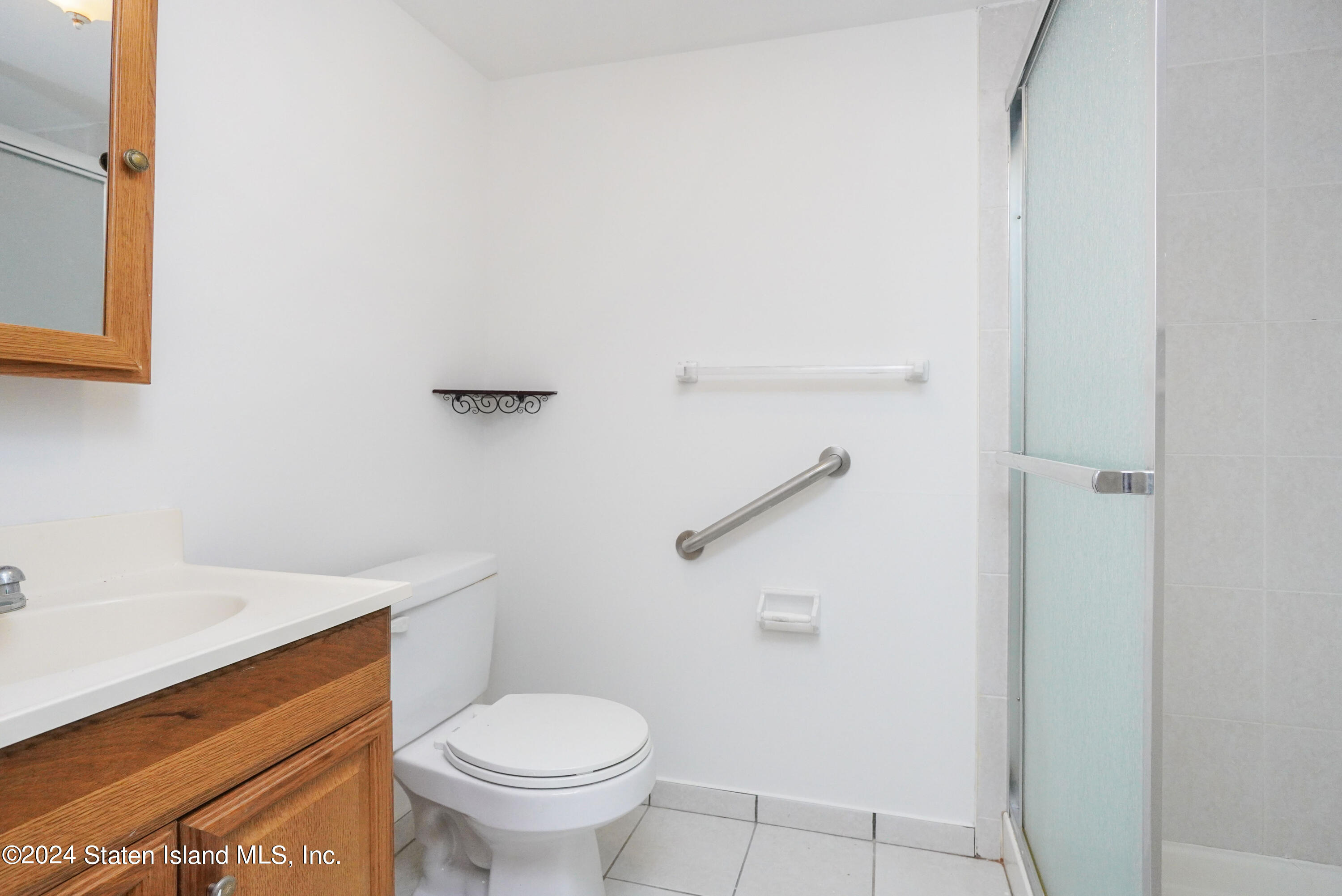 240 Harbor Road Staten Island, NY 10303 - Photo 13 of 32 Bathroom