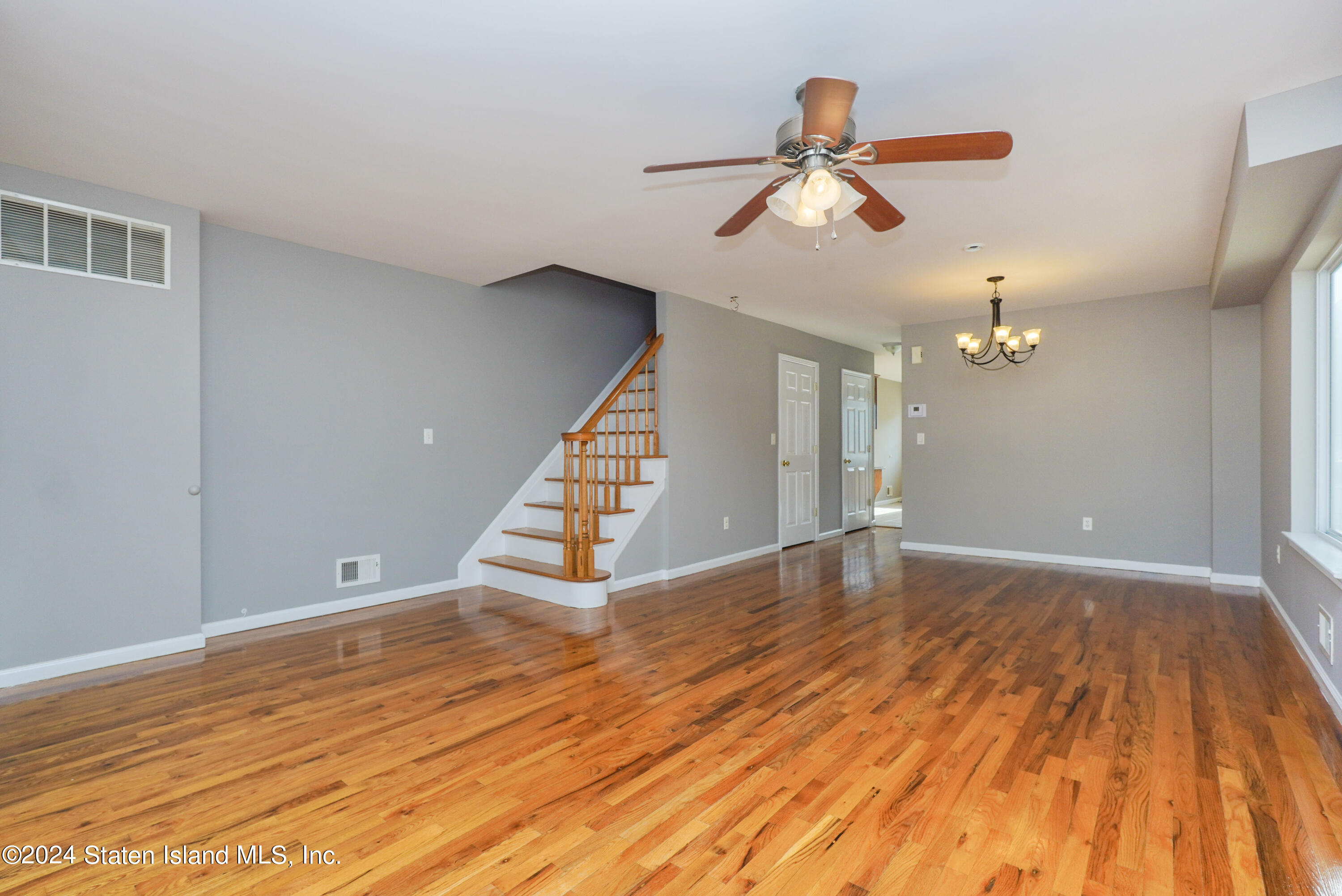 240 Harbor Road Staten Island, NY 10303 - Photo 16 of 32 Living Room