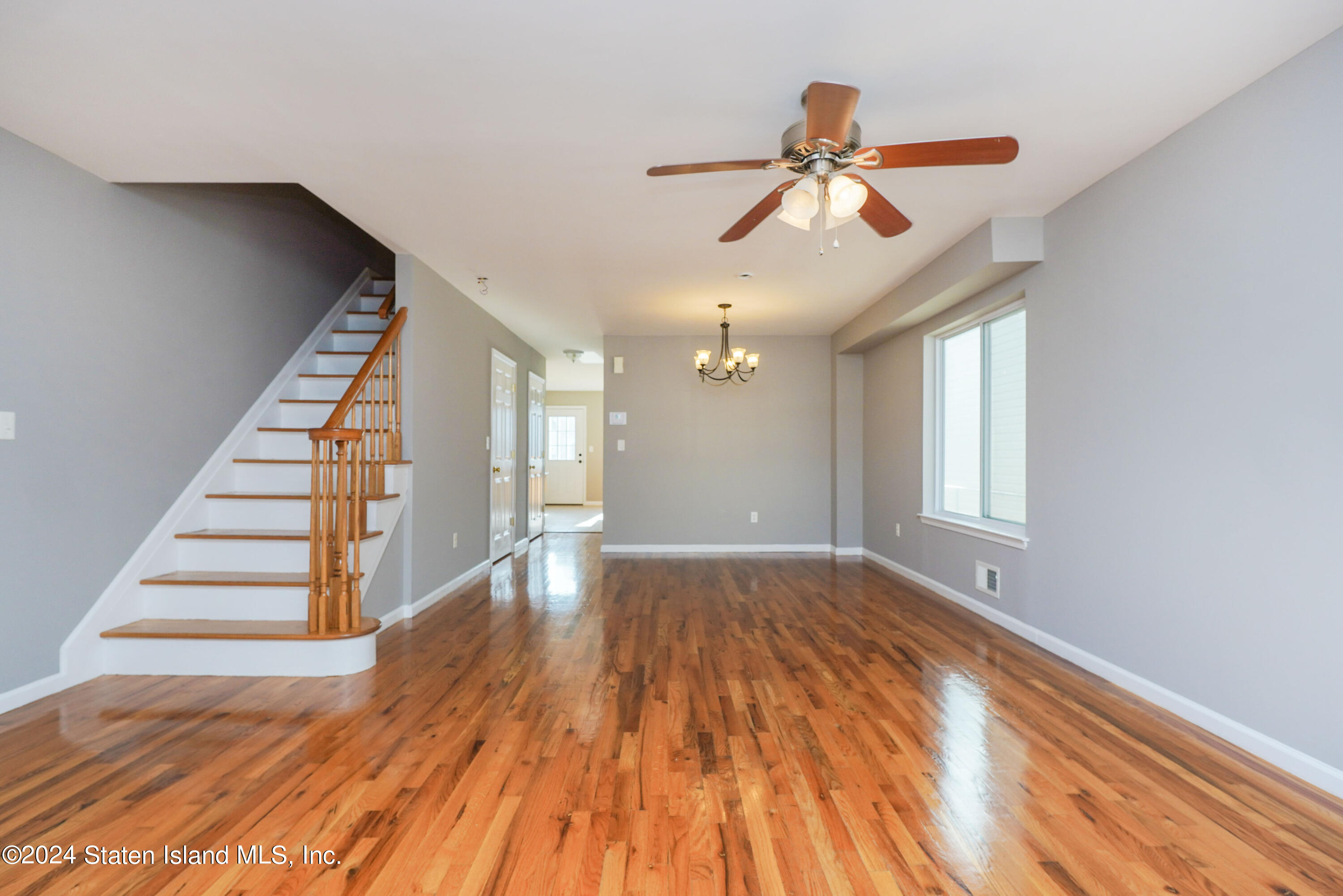 240 Harbor Road Staten Island, NY 10303 - Photo 17 of 32 Living Room