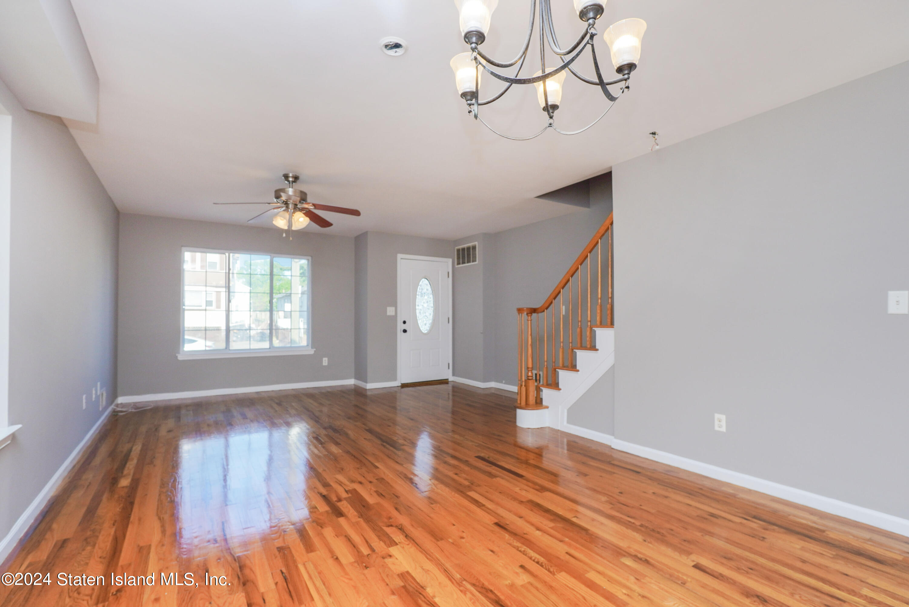 240 Harbor Road Staten Island, NY 10303 - Photo 18 of 32 Dining Room