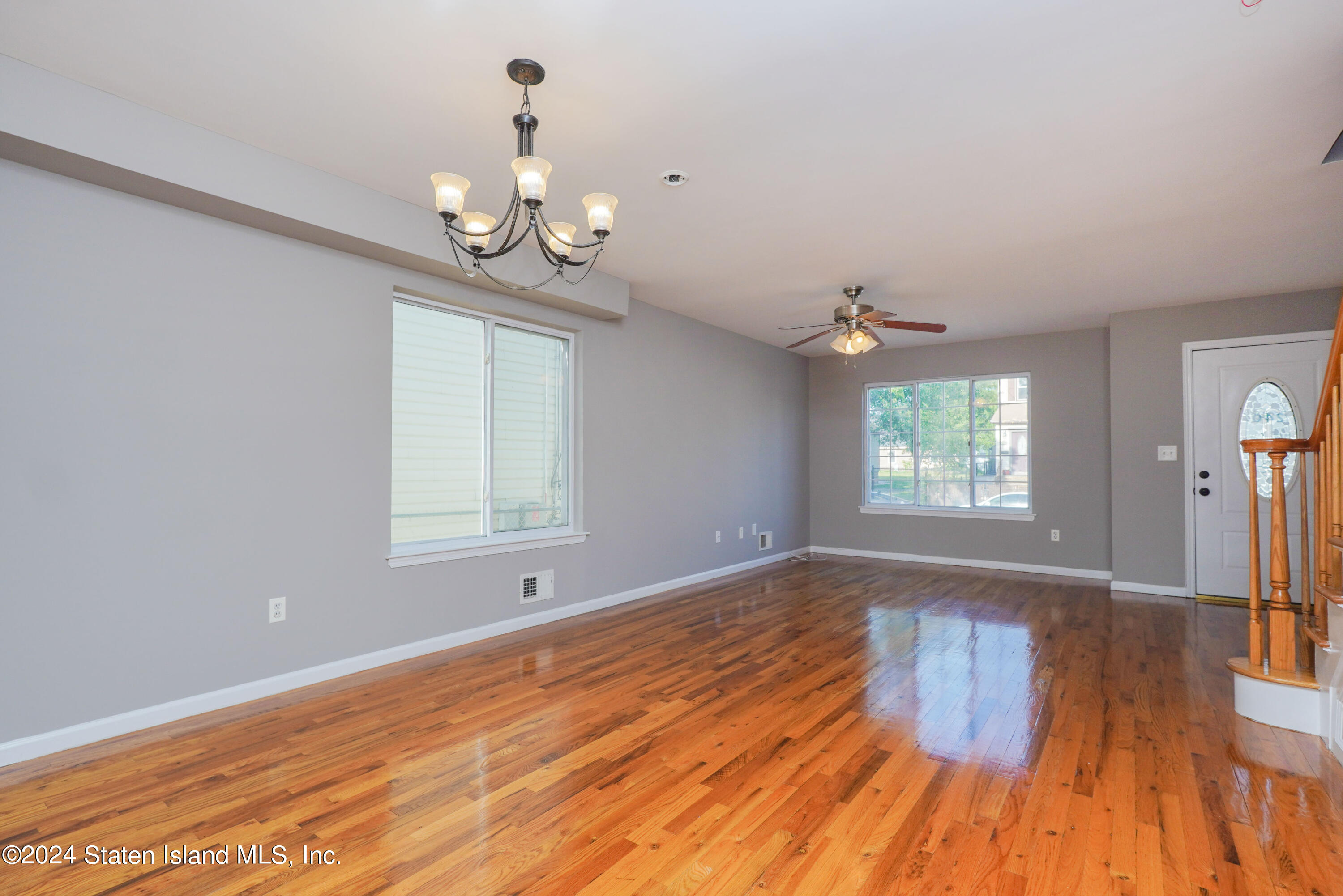 240 Harbor Road Staten Island, NY 10303 - Photo 19 of 32 Dining Room