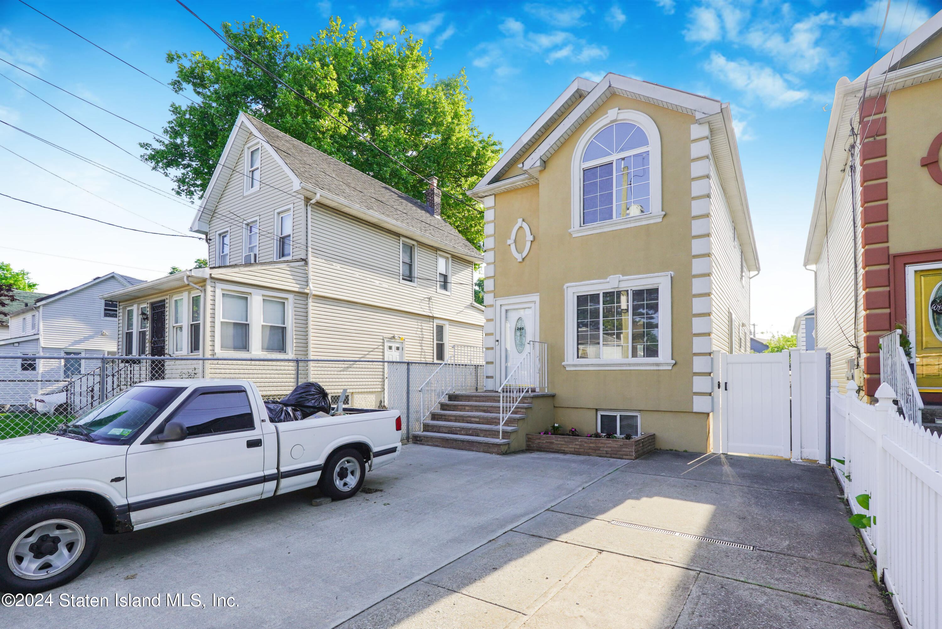 240 Harbor Road Staten Island, NY 10303 - Photo 2 of 32 Front House