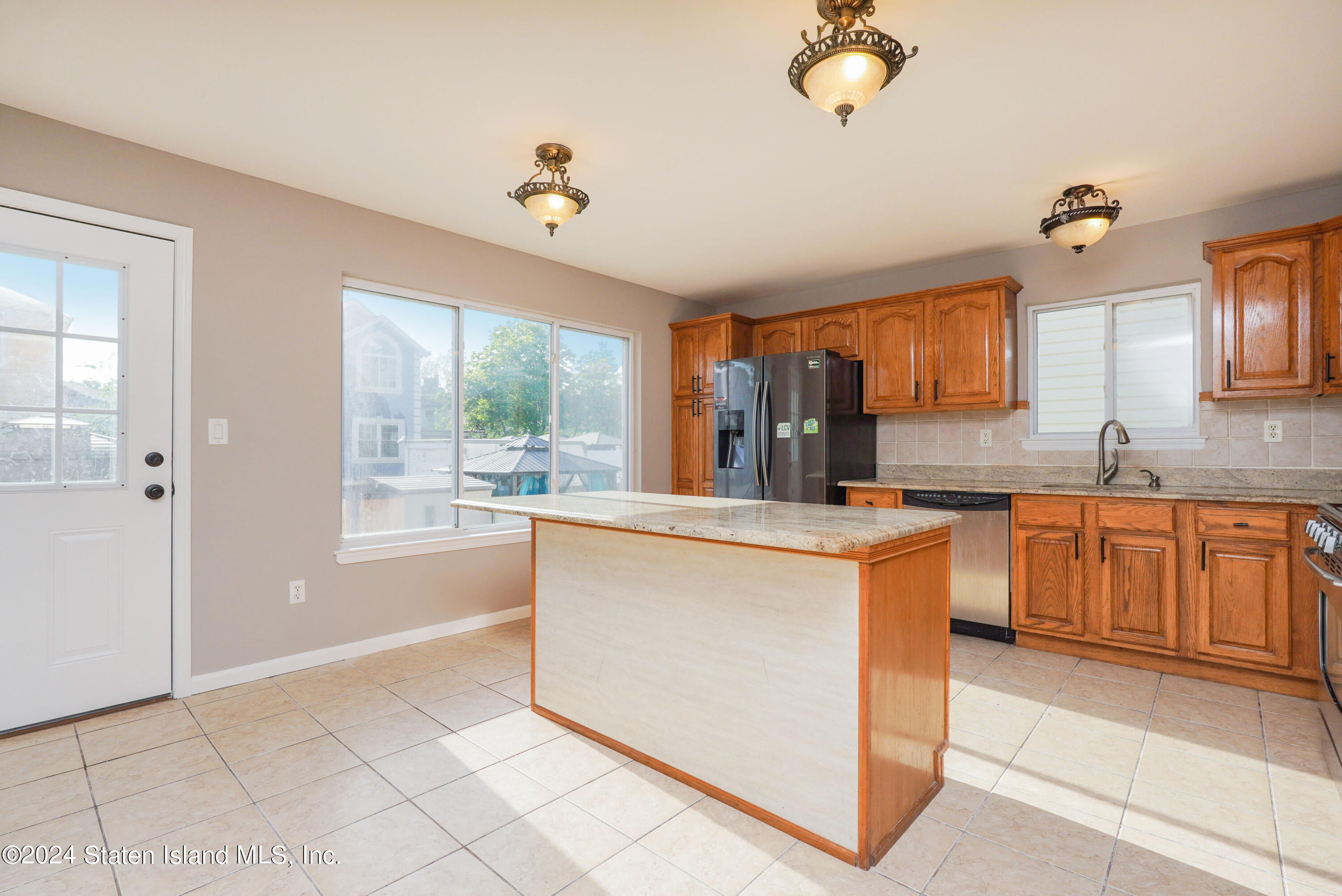 240 Harbor Road Staten Island, NY 10303 - Photo 5 of 32 Kitchen