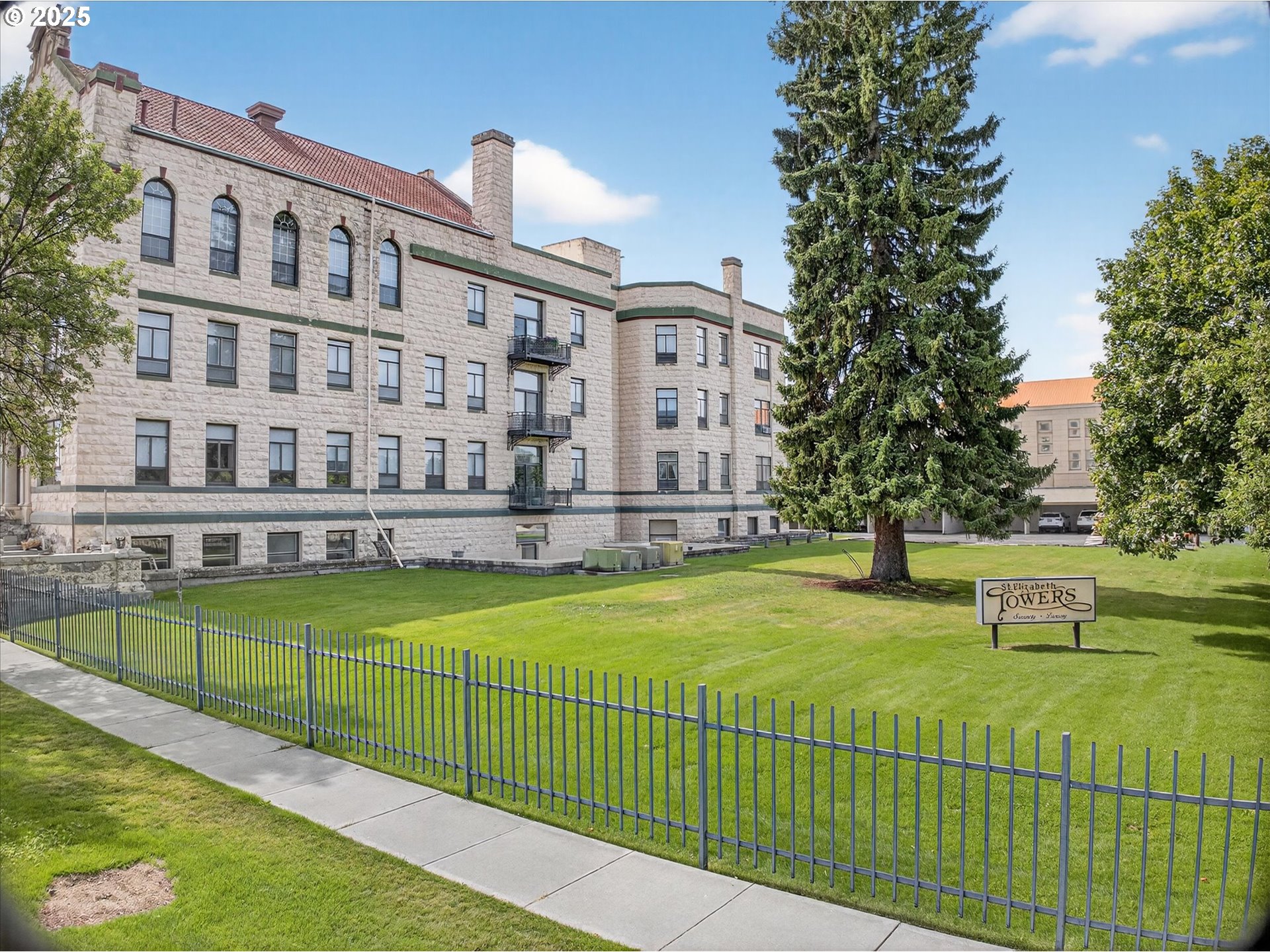 2365 4th Street, Unit 201 Baker City, OR 97814 - Photo 30 of 33 a view of an apartment with a backyard