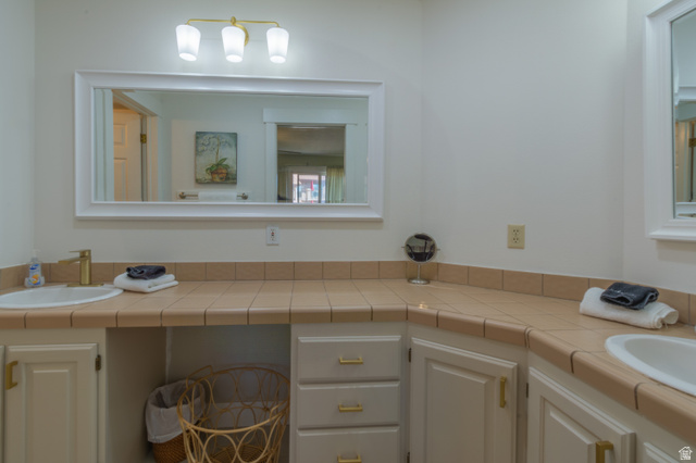 860 South Village Road, Unit Y8 St. George, UT 84770 - Photo 7 of 29 Bathroom with vanity