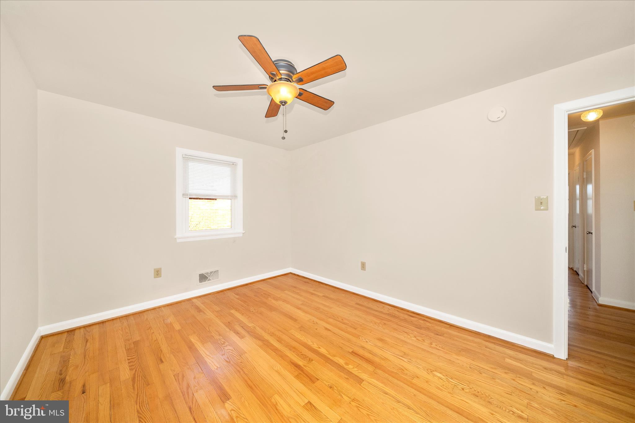 30 Georgetown Road Walkersville, MD 21793 - Photo 21 of 52 And gleaming hardwood floors.