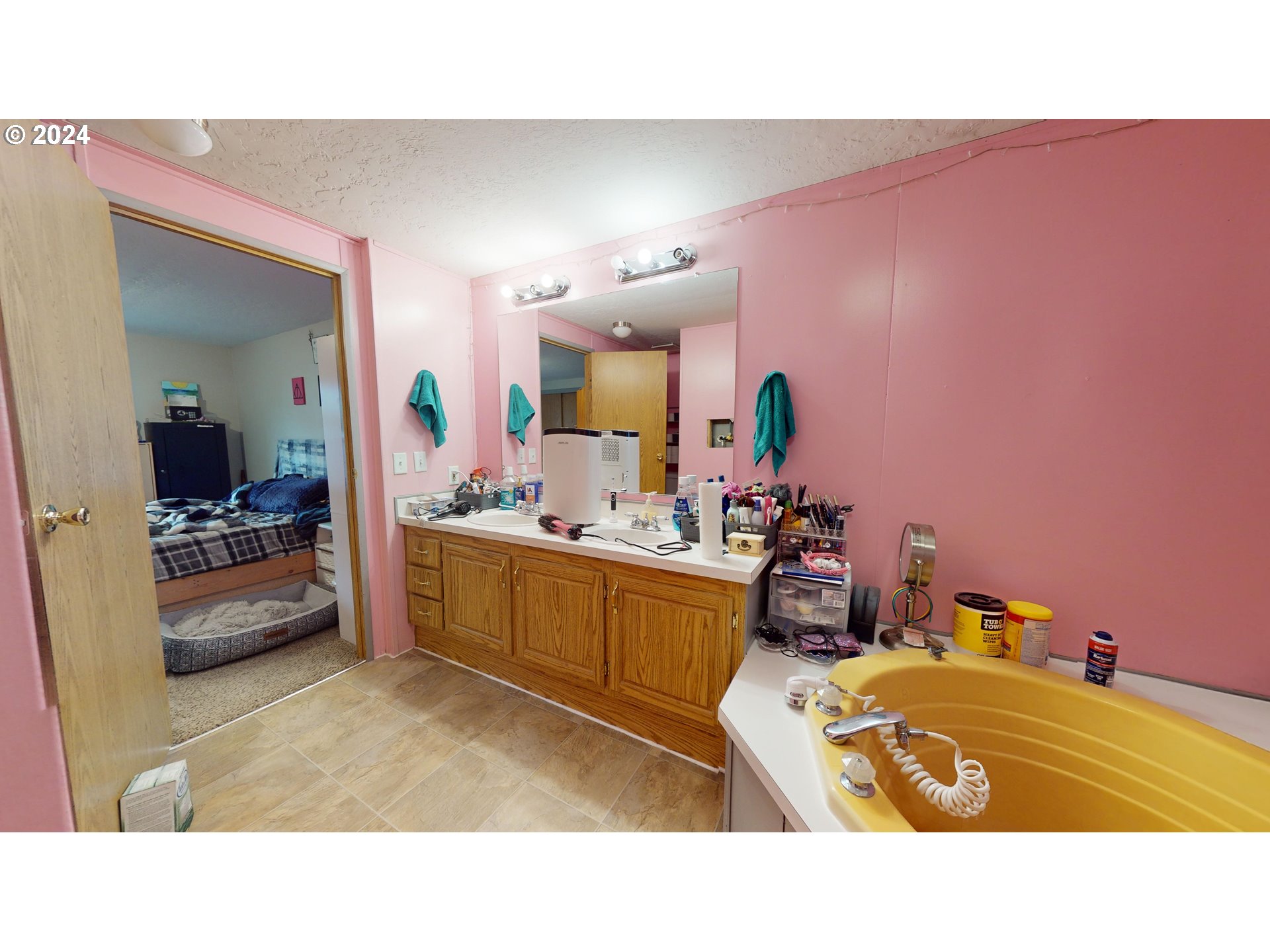 1251 South 58th Street Springfield, OR 97478 - Photo 23 of 24 a en suite bathroom with a sink double vanity
