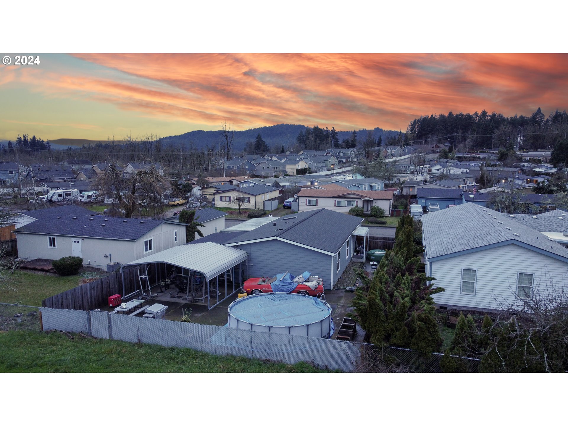 1251 South 58th Street Springfield, OR 97478 - Photo 4 of 24 a view of a terrace with a garden