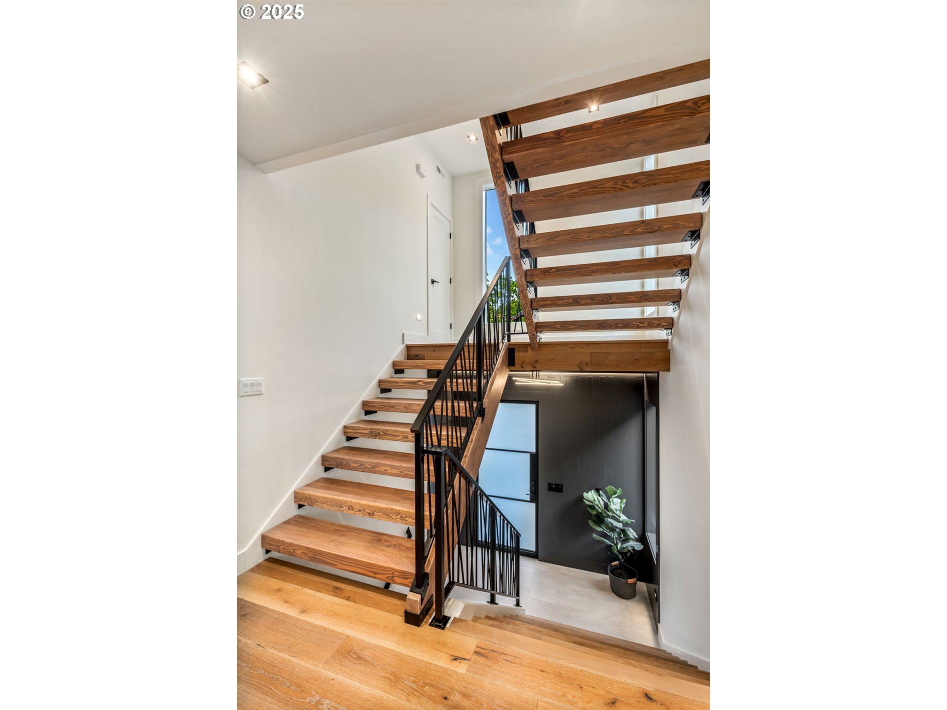 207 South Nebraska Street Portland, OR 97239 - Photo 25 of 47 Staircase