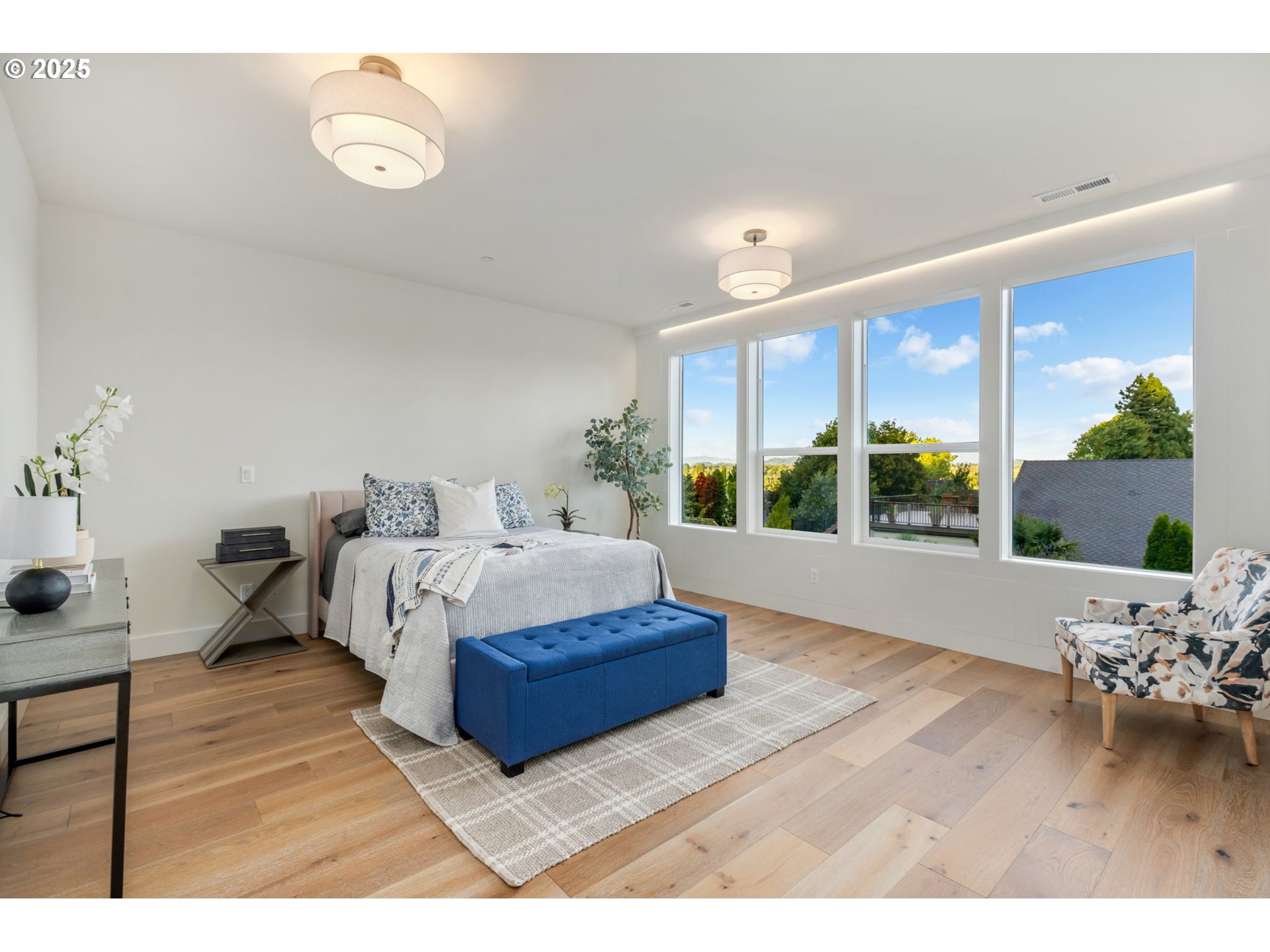 207 South Nebraska Street Portland, OR 97239 - Photo 26 of 47 Primary Bedroom
