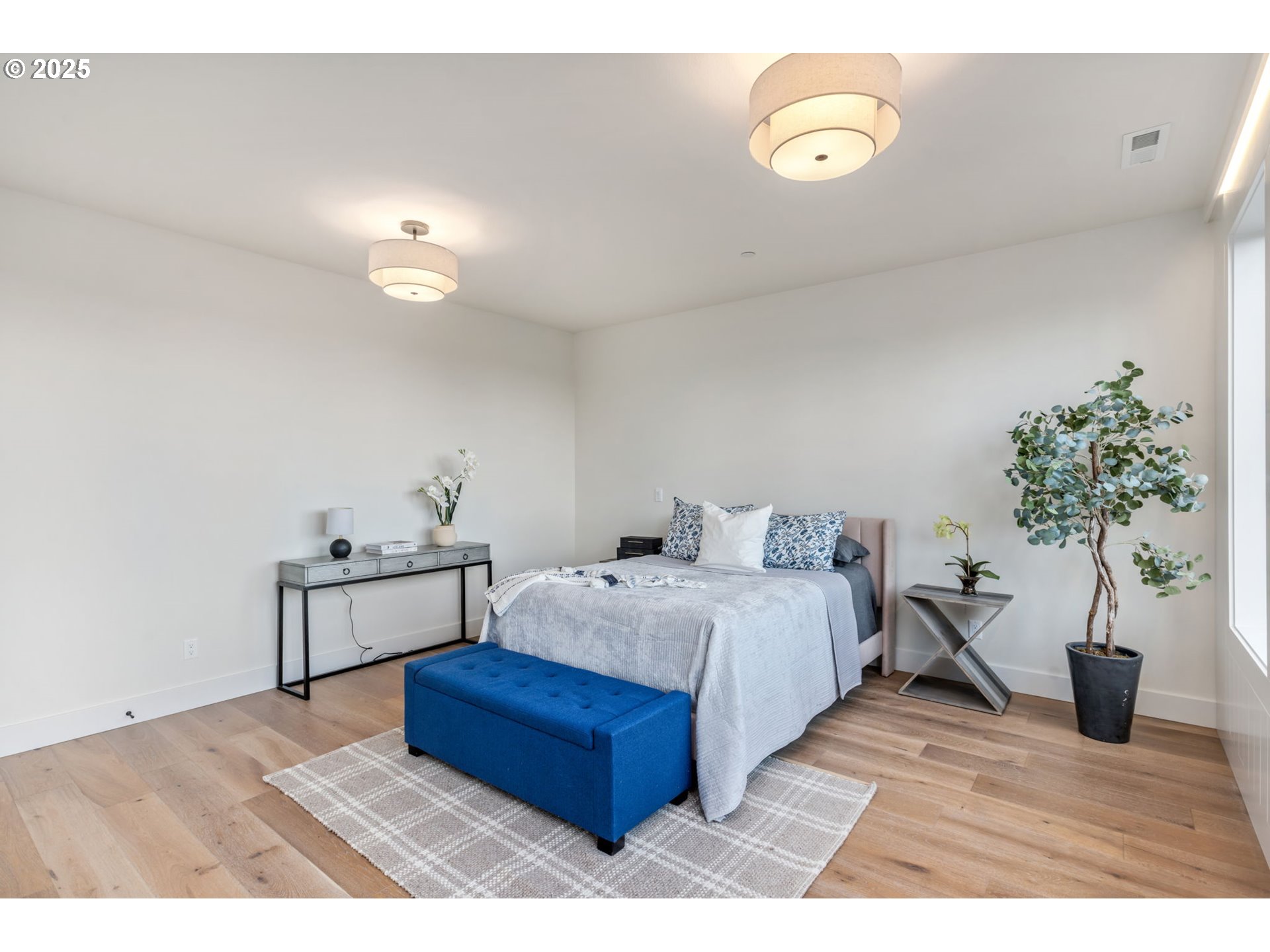 207 South Nebraska Street Portland, OR 97239 - Photo 28 of 47 Primary Bedroom