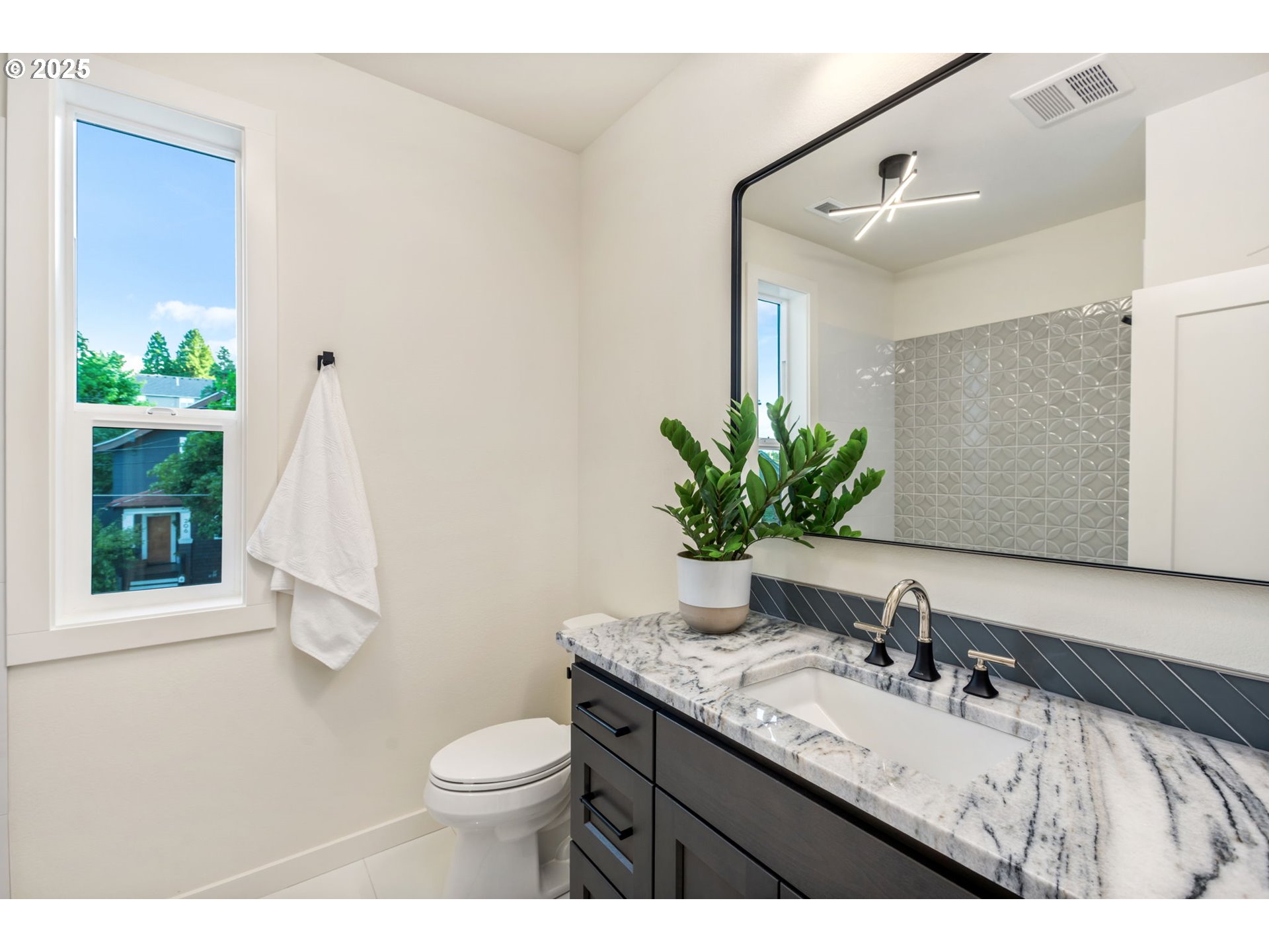 207 South Nebraska Street Portland, OR 97239 - Photo 32 of 47 Bathroom