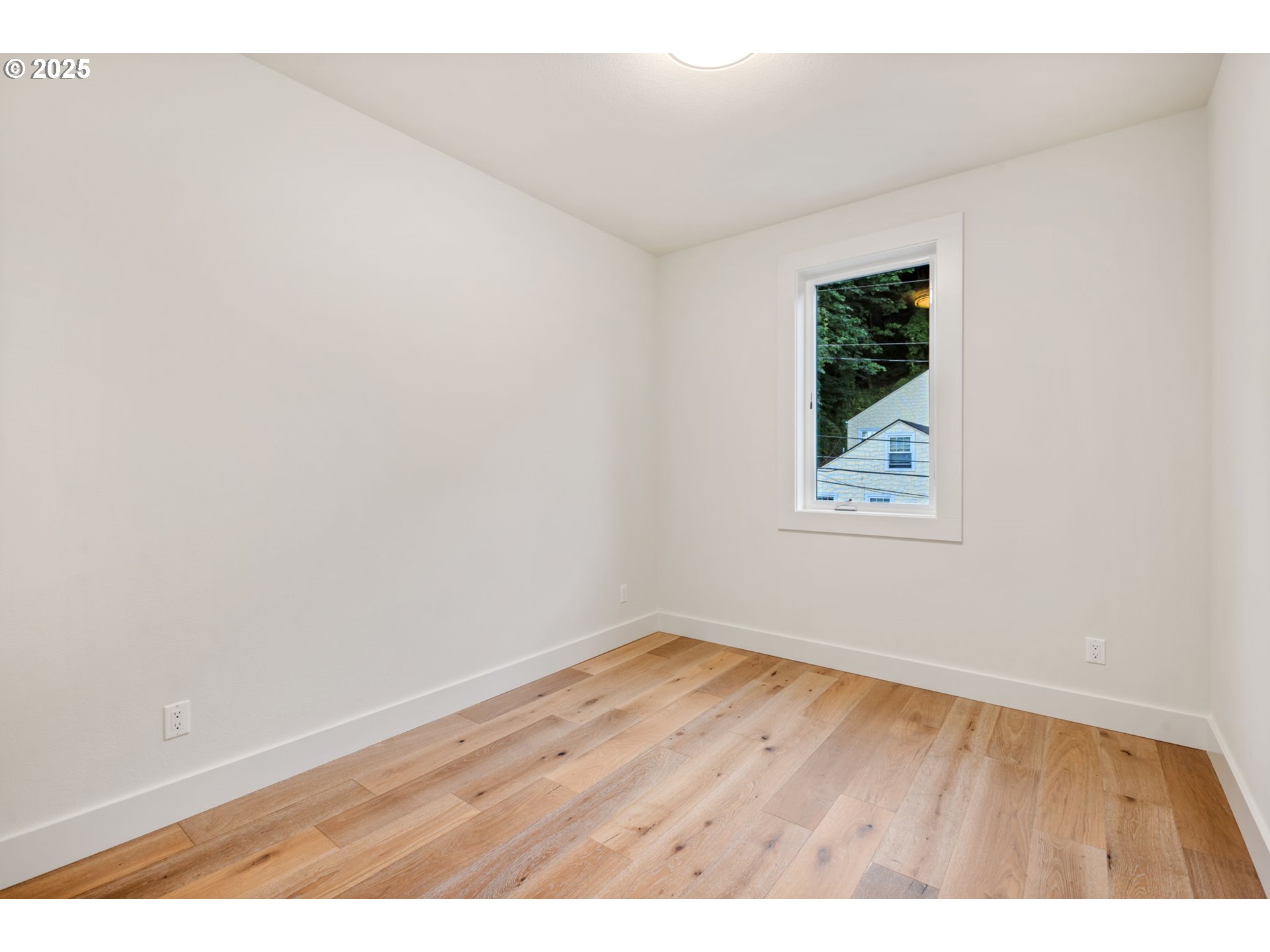 207 South Nebraska Street Portland, OR 97239 - Photo 33 of 47 Bedroom