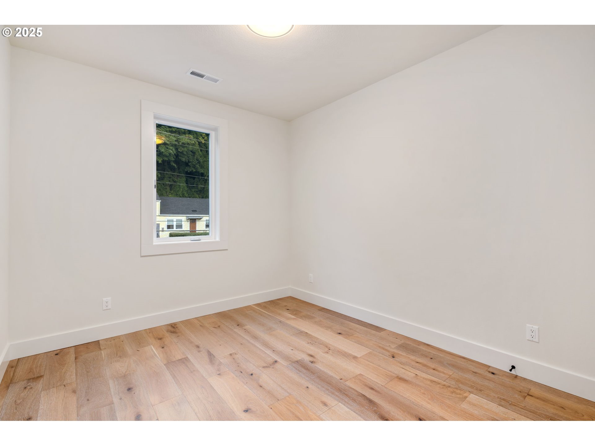 207 South Nebraska Street Portland, OR 97239 - Photo 34 of 47 Bedroom