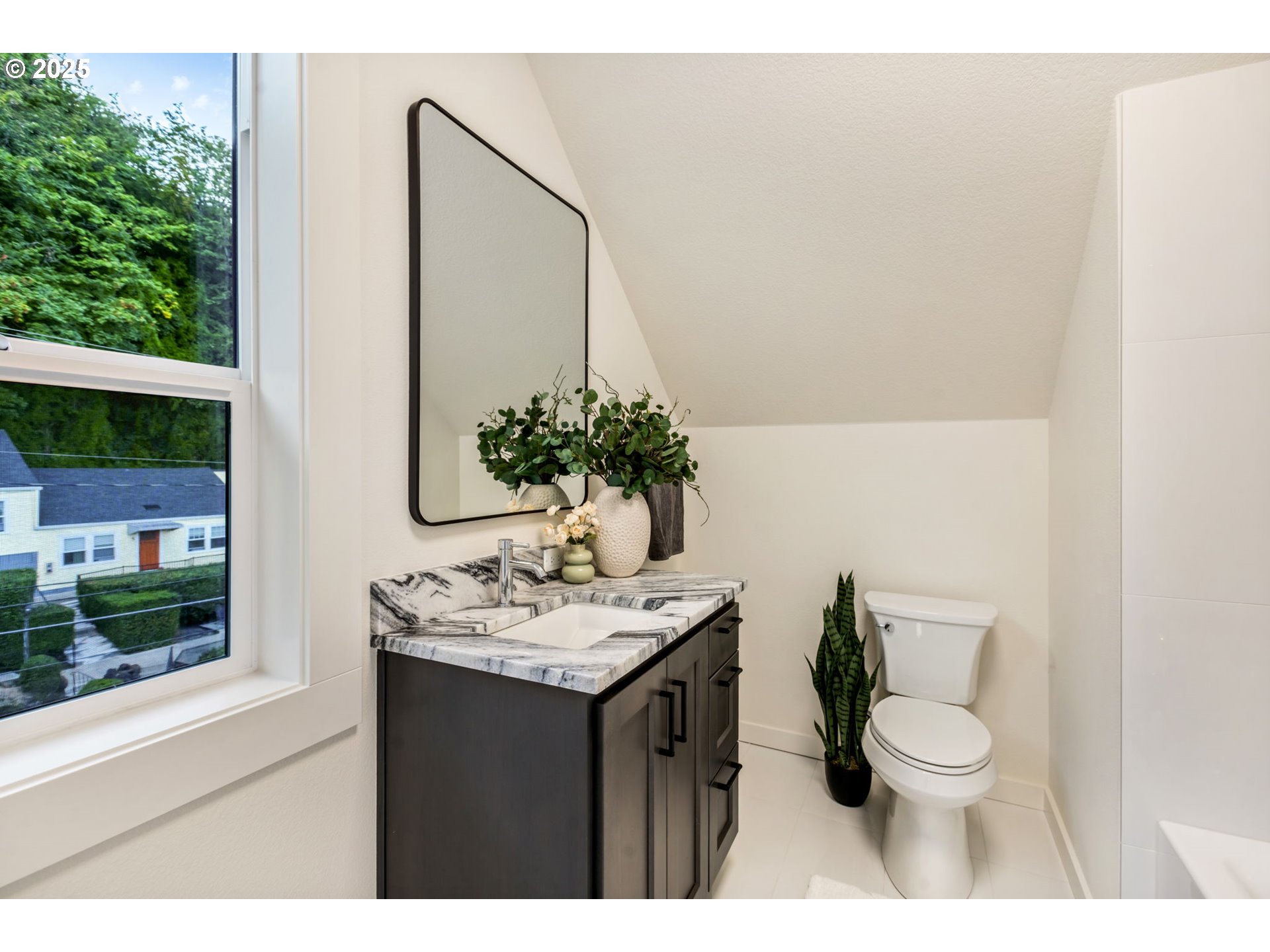 207 South Nebraska Street Portland, OR 97239 - Photo 39 of 47 Bathroom