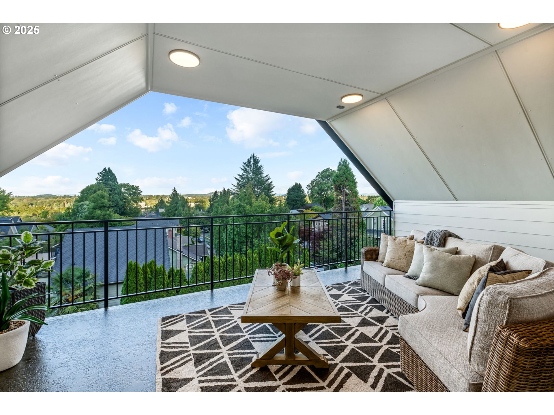 207 South Nebraska Street Portland, OR 97239 - Photo 41 of 47 Balcony