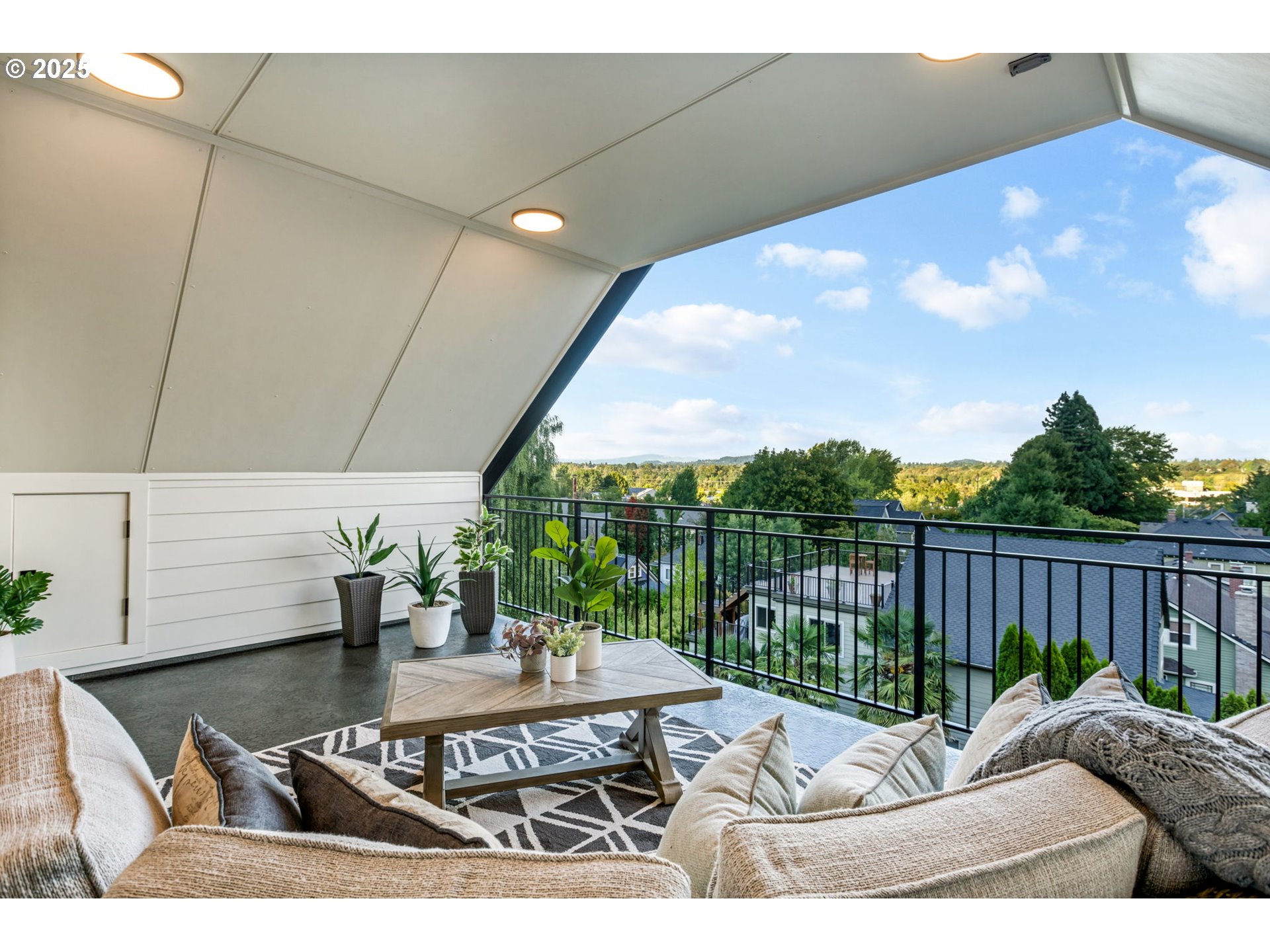 207 South Nebraska Street Portland, OR 97239 - Photo 42 of 47 Balcony