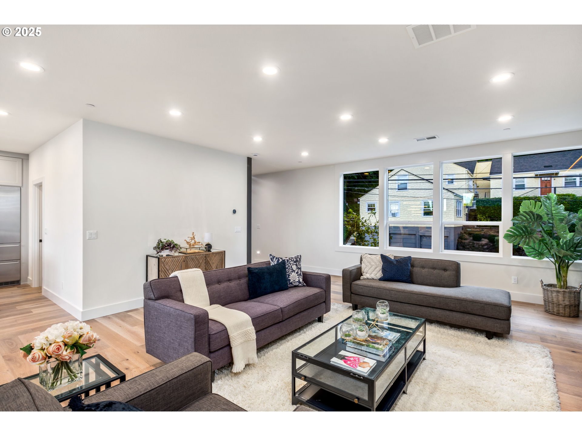 207 South Nebraska Street Portland, OR 97239 - Photo 6 of 47 Living Room